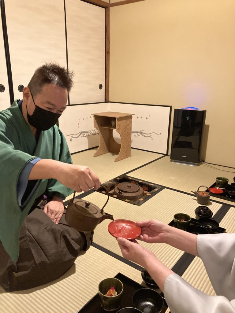 奈良　なら　nara　三五夜　三五屋　さんごや　sangoya　隠れ家　サロン　茶の湯　茶道　煎茶道　煎茶道体験　煎茶道教室　教室　和の稽古　お稽古　習い事　茶会　月釜　濃茶　各服点て　薄茶　上生菓子　干菓子　和菓子　ほっこり　のんびり　奈良の秘密スポット　JR奈良　奈良駅　旧奈良駅駅舎　駅前　駅近　徒歩2分　徒歩圏内　古民家　古民家リノベーション　改装　和室　大正レトロ　レトロモダン　料亭　茶室　にじり口　小間　広間　座敷　茶事　表千家茶道　表千家茶道教室　古典　奈良市三条町　伝統　茶道具　　アフターコロナ　感染予防対策　ワクチン接種済　ワクチン接種証明　　香会　雅楽　日本舞踊　個別レッスン　初心者歓迎　数寄屋袋　お稽古ワンピース　お稽古着　着物　オーダー会　展示会　受注会　受注生産　　外でもおしゃれ　鈴蘭　スズラン　堂後茶道教室　堂後宗邑　ならまち　奈良町　表千家　表千家茶道教室　
月釜　茶会　小寄せ茶会　小間　にじり口　本格的　茶道　茶の湯　茶事　正午の茶事　茶事教室　寄付き　出会い　蹲踞　蹲　炭点前　初炭　点前　盆香合　タイ王室　羅国　香木　五味六国　沈香　高台寺蒔絵　炉縁　抱清棚　八寸　千鳥　千鳥の盃　懐石料理　本懐石　盃事　大講堂釜　炉　名残　にじり口　牧田旬加　料理人　和食　出張料理　間借り　割烹　台所方　包丁方　料理方　　初釜　雑煮　白味噌雑煮　料亭　美味しい　正月　初詣　奈良の正月　夜咄　二月　冬の茶事