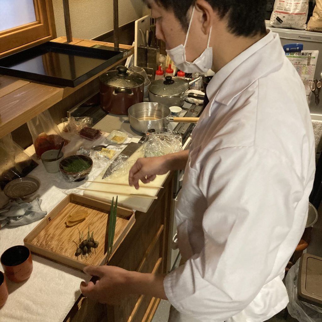 奈良　なら　nara　三五夜　三五屋　さんごや　sangoya　隠れ家　サロン　茶の湯　茶道　煎茶道　煎茶道体験　煎茶道教室　教室　和の稽古　お稽古　習い事　茶会　月釜　濃茶　各服点て　薄茶　上生菓子　干菓子　和菓子　ほっこり　のんびり　奈良の秘密スポット　JR奈良　奈良駅　旧奈良駅駅舎　駅前　駅近　徒歩2分　徒歩圏内　古民家　古民家リノベーション　改装　和室　大正レトロ　レトロモダン　料亭　茶室　にじり口　小間　広間　座敷　茶事　表千家茶道　表千家茶道教室　古典　奈良市三条町　伝統　茶道具　　アフターコロナ　感染予防対策　ワクチン接種済　ワクチン接種証明　　香会　雅楽　日本舞踊　個別レッスン　初心者歓迎　数寄屋袋　お稽古ワンピース　お稽古着　着物　オーダー会　展示会　受注会　受注生産　　外でもおしゃれ　鈴蘭　スズラン　堂後茶道教室　堂後宗邑　ならまち　奈良町　表千家　表千家茶道教室　
月釜　茶会　小寄せ茶会　小間　にじり口　本格的　茶道　茶の湯　茶事　正午の茶事　茶事教室　寄付き　出会い　蹲踞　蹲　炭点前　初炭　点前　盆香合　タイ王室　羅国　香木　五味六国　沈香　高台寺蒔絵　炉縁　抱清棚　八寸　千鳥　千鳥の盃　懐石料理　本懐石　盃事　大講堂釜　炉　名残　にじり口　牧田旬加　料理人　和食　出張料理　間借り　割烹　台所方　包丁方　料理方　　初釜　雑煮　白味噌雑煮　料亭　美味しい　正月　初詣　奈良の正月　夜咄　二月　冬の茶事