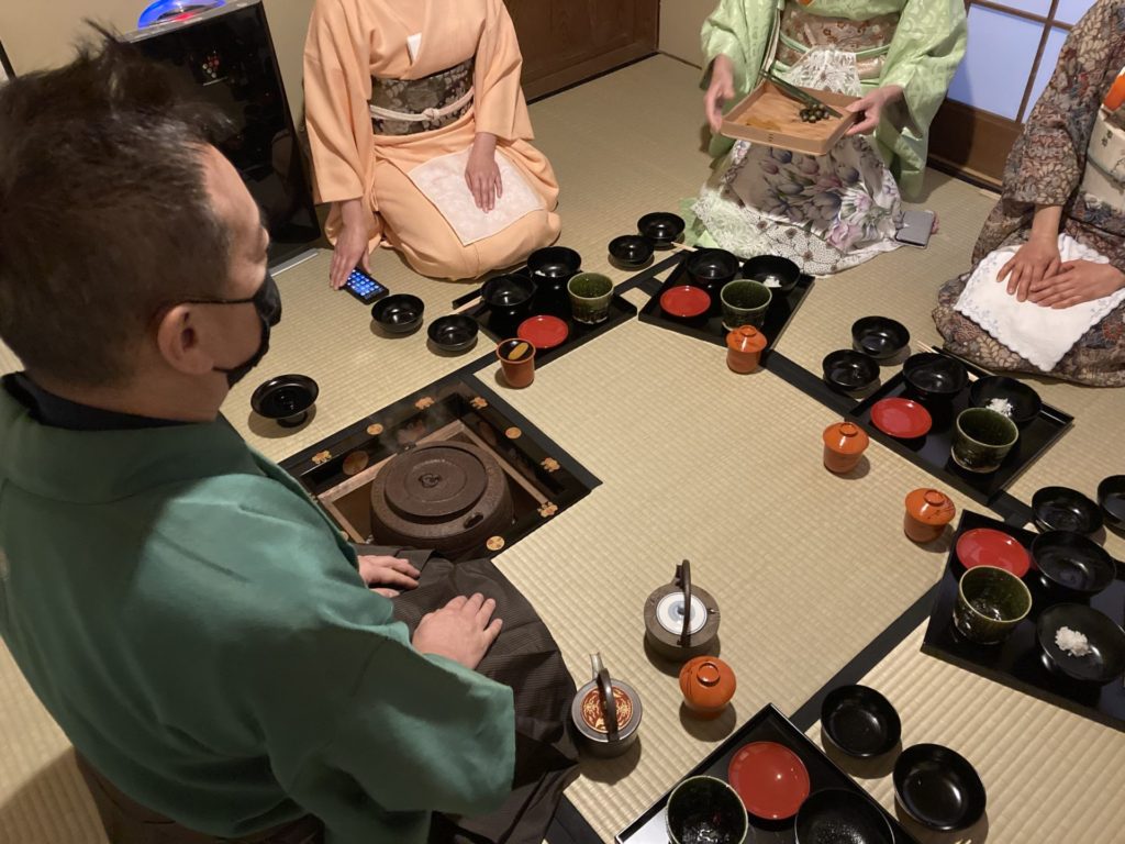奈良　なら　nara　三五夜　三五屋　さんごや　sangoya　隠れ家　サロン　茶の湯　茶道　煎茶道　煎茶道体験　煎茶道教室　教室　和の稽古　お稽古　習い事　茶会　月釜　濃茶　各服点て　薄茶　上生菓子　干菓子　和菓子　ほっこり　のんびり　奈良の秘密スポット　JR奈良　奈良駅　旧奈良駅駅舎　駅前　駅近　徒歩2分　徒歩圏内　古民家　古民家リノベーション　改装　和室　大正レトロ　レトロモダン　料亭　茶室　にじり口　小間　広間　座敷　茶事　表千家茶道　表千家茶道教室　古典　奈良市三条町　伝統　茶道具　　アフターコロナ　感染予防対策　ワクチン接種済　ワクチン接種証明　　香会　雅楽　日本舞踊　個別レッスン　初心者歓迎　数寄屋袋　お稽古ワンピース　お稽古着　着物　オーダー会　展示会　受注会　受注生産　　外でもおしゃれ　鈴蘭　スズラン　堂後茶道教室　堂後宗邑　ならまち　奈良町　表千家　表千家茶道教室　
月釜　茶会　小寄せ茶会　小間　にじり口　本格的　茶道　茶の湯　茶事　正午の茶事　茶事教室　寄付き　出会い　蹲踞　蹲　炭点前　初炭　点前　盆香合　タイ王室　羅国　香木　五味六国　沈香　高台寺蒔絵　炉縁　抱清棚　八寸　千鳥　千鳥の盃　懐石料理　本懐石　盃事　大講堂釜　炉　名残　にじり口　牧田旬加　料理人　和食　出張料理　間借り　割烹　台所方　包丁方　料理方　　初釜　雑煮　白味噌雑煮　料亭　美味しい　正月　初詣　奈良の正月　夜咄　二月　冬の茶事