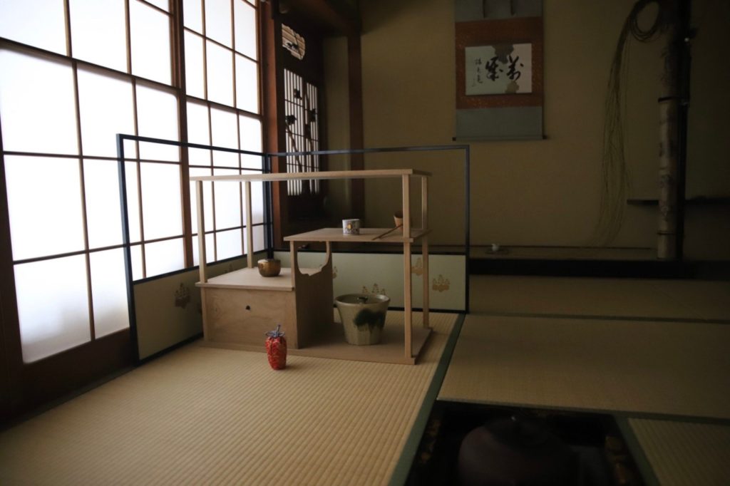 雑煮　白味噌　京風　初詣　癸卯　兎　卯歳　卯　2023年　新年　令和四年　令和年五年　卯年　和室　茶室　にじり口　小間　小寄せ茶会　完全予約制　仕事納め　奈良　なら nara 　奈良市　奈良県　JR奈良　奈良駅　JR沿線　近鉄沿線　駅前　駅近　徒歩2分　古民家　隠れ家　三条通り　徒歩圏内　古都　教室　和の教室　お稽古　習い事　文化教室　和文化　和文化サロン　サロン　茶道教室　茶道　茶の湯　お茶　表千家　表千家茶道教室　週一回　マンツーマン　少人数　予約　予約制　個人レッスン　体験　茶事教室　お稽古茶事　　奈良市三条町　正月　初釜　　京料理　割烹　カウンター　懐石料理　膳　椀物　一献　 高麗卓　中次　真塗大棗　棗濃茶　仕覆　濃茶点前　四君子蒔絵　四君子　蘭　菊　梅　竹　炉縁　ゆずり葉　結び柳　柳　加茂本阿弥　窓の月　白玉椿　椿　獅子頭　白椿　八重咲き　赤い椿　風炉先　而妙斎好み　桐　掛軸　兼中斎　古橋尚　住吉大社　住吉蒔絵　平棗　膳所焼　　肩衝　袋棚　志野棚　香道具　本田屋　味噌　萬林堂　花びら餅　主菓子　干菓子　堂後茶道教室　堂後宗邑　いそじ　仕出し　木津川市　二月堂　松明　お水取り　床柱　干支香合　龍村美術織物　古帛紗　出袱紗　波兎雪輪文　仕覆　仕立て　ひめゆり　　初釜　新年会　濃茶　年男　年女