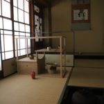雑煮　白味噌　京風　初詣　癸卯　兎　卯歳　卯　2023年　新年　令和四年　令和年五年　卯年　和室　茶室　にじり口　小間　小寄せ茶会　完全予約制　仕事納め　奈良　なら nara 　奈良市　奈良県　JR奈良　奈良駅　JR沿線　近鉄沿線　駅前　駅近　徒歩2分　古民家　隠れ家　三条通り　徒歩圏内　古都　教室　和の教室　お稽古　習い事　文化教室　和文化　和文化サロン　サロン　茶道教室　茶道　茶の湯　お茶　表千家　表千家茶道教室　週一回　マンツーマン　少人数　予約　予約制　個人レッスン　体験　茶事教室　お稽古茶事　　奈良市三条町　正月　初釜　　京料理　割烹　カウンター　懐石料理　膳　椀物　一献　 高麗卓　中次　真塗大棗　棗濃茶　仕覆　濃茶点前　四君子蒔絵　四君子　蘭　菊　梅　竹　炉縁　ゆずり葉　結び柳　柳　加茂本阿弥　窓の月　白玉椿　椿　獅子頭　白椿　八重咲き　赤い椿　風炉先　而妙斎好み　桐　掛軸　兼中斎　古橋尚　住吉大社　住吉蒔絵　平棗　膳所焼　　肩衝　袋棚　志野棚　香道具　本田屋　味噌　萬林堂　花びら餅　主菓子　干菓子　堂後茶道教室　堂後宗邑　いそじ　仕出し　木津川市　二月堂　松明　お水取り　床柱　干支香合　龍村美術織物　古帛紗　出袱紗　波兎雪輪文　仕覆　仕立て　ひめゆり　　初釜　新年会　濃茶　年男　年女
