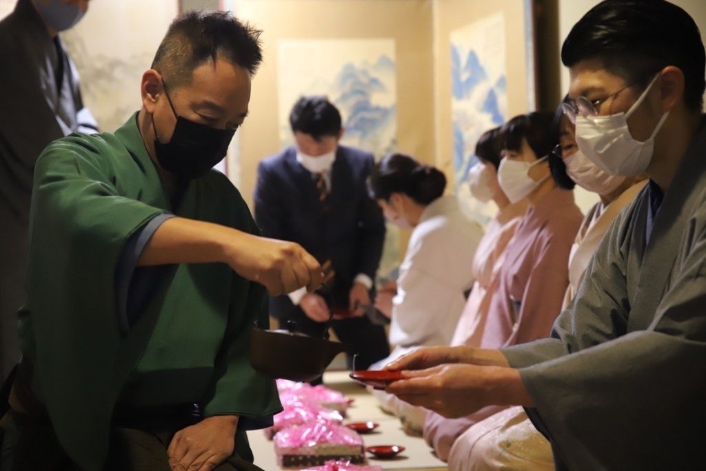 雑煮 白味噌 京風 初詣 癸卯 兎 卯歳 卯 2023年 新年 令和四年 令和年五年 卯年 和室 茶室 にじり口 小間 小寄せ茶会 完全予約制 仕事納め 奈良 なら nara 奈良市 奈良県 JR奈良 奈良駅 JR沿線 近鉄沿線 駅前 駅近 徒歩2分 古民家 隠れ家 三条通り 徒歩圏内 古都 教室 和の教室 お稽古 習い事 文化教室 和文化 和文化サロン サロン 茶道教室 茶道 茶の湯 お茶 表千家 表千家茶道教室 週一回 マンツーマン 少人数 予約 予約制 個人レッスン 体験 茶事教室 お稽古茶事 奈良市三条町 正月 初釜 京料理 割烹 カウンター 懐石料理 膳 椀物 一献 高麗卓 中次 真塗大棗 棗濃茶 仕覆 濃茶点前 四君子蒔絵 四君子 蘭 菊 梅 竹 炉縁 ゆずり葉 結び柳 柳 加茂本阿弥 窓の月 白玉椿 椿 獅子頭 白椿 八重咲き 赤い椿 風炉先 而妙斎好み 桐 掛軸 兼中斎 古橋尚 住吉大社 住吉蒔絵 平棗 膳所焼 肩衝 袋棚 志野棚 香道具 本田屋 味噌 萬林堂 花びら餅 主菓子 干菓子 堂後茶道教室 堂後宗邑 いそじ 仕出し 木津川市 二月堂 松明 お水取り 床柱 干支香合 龍村美術織物 古帛紗 出袱紗 波兎雪輪文 仕覆 仕立て ひめゆり 初釜 新年会