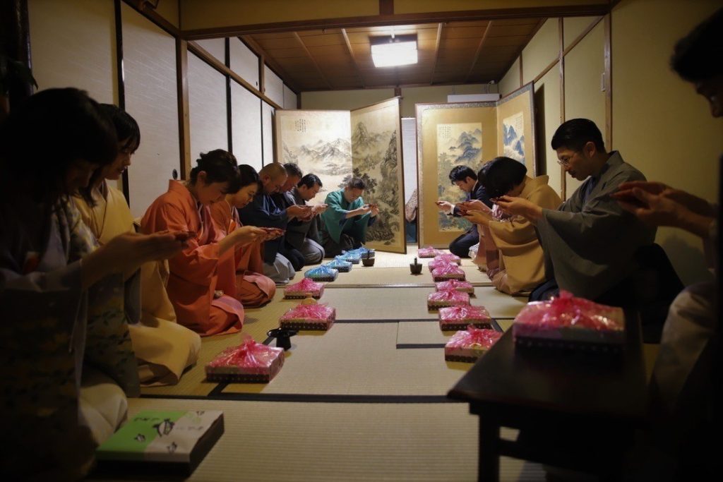 雑煮 白味噌 京風 初詣 癸卯 兎 卯歳 卯 2023年 新年 令和四年 令和年五年 卯年 和室 茶室 にじり口 小間 小寄せ茶会 完全予約制 仕事納め 奈良 なら nara 奈良市 奈良県 JR奈良 奈良駅 JR沿線 近鉄沿線 駅前 駅近 徒歩2分 古民家 隠れ家 三条通り 徒歩圏内 古都 教室 和の教室 お稽古 習い事 文化教室 和文化 和文化サロン サロン 茶道教室 茶道 茶の湯 お茶 表千家 表千家茶道教室 週一回 マンツーマン 少人数 予約 予約制 個人レッスン 体験 茶事教室 お稽古茶事 奈良市三条町 正月 初釜 京料理 割烹 カウンター 懐石料理 膳 椀物 一献 高麗卓 中次 真塗大棗 棗濃茶 仕覆 濃茶点前 四君子蒔絵 四君子 蘭 菊 梅 竹 炉縁 ゆずり葉 結び柳 柳 加茂本阿弥 窓の月 白玉椿 椿 獅子頭 白椿 八重咲き 赤い椿 風炉先 而妙斎好み 桐 掛軸 兼中斎 古橋尚 住吉大社 住吉蒔絵 平棗 膳所焼 肩衝 袋棚 志野棚 香道具 本田屋 味噌 萬林堂 花びら餅 主菓子 干菓子 堂後茶道教室 堂後宗邑 いそじ 仕出し 木津川市 二月堂 松明 お水取り 床柱 干支香合 龍村美術織物 古帛紗 出袱紗 波兎雪輪文 仕覆 仕立て ひめゆり 初釜 新年会