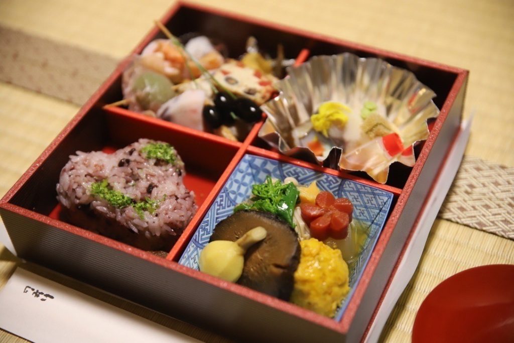 雑煮 白味噌 京風 初詣 癸卯 兎 卯歳 卯 2023年 新年 令和四年 令和年五年 卯年 和室 茶室 にじり口 小間 小寄せ茶会 完全予約制 仕事納め 奈良 なら nara 奈良市 奈良県 JR奈良 奈良駅 JR沿線 近鉄沿線 駅前 駅近 徒歩2分 古民家 隠れ家 三条通り 徒歩圏内 古都 教室 和の教室 お稽古 習い事 文化教室 和文化 和文化サロン サロン 茶道教室 茶道 茶の湯 お茶 表千家 表千家茶道教室 週一回 マンツーマン 少人数 予約 予約制 個人レッスン 体験 茶事教室 お稽古茶事 奈良市三条町 正月 初釜 京料理 割烹 カウンター 懐石料理 膳 椀物 一献 高麗卓 中次 真塗大棗 棗濃茶 仕覆 濃茶点前 四君子蒔絵 四君子 蘭 菊 梅 竹 炉縁 ゆずり葉 結び柳 柳 加茂本阿弥 窓の月 白玉椿 椿 獅子頭 白椿 八重咲き 赤い椿 風炉先 而妙斎好み 桐 掛軸 兼中斎 古橋尚 住吉大社 住吉蒔絵 平棗 膳所焼 肩衝 袋棚 志野棚 香道具 本田屋 味噌 萬林堂 花びら餅 主菓子 干菓子 堂後茶道教室 堂後宗邑 いそじ 仕出し 木津川市 二月堂 松明 お水取り 床柱 干支香合 龍村美術織物 古帛紗 出袱紗 波兎雪輪文 仕覆 仕立て ひめゆり 初釜 新年会