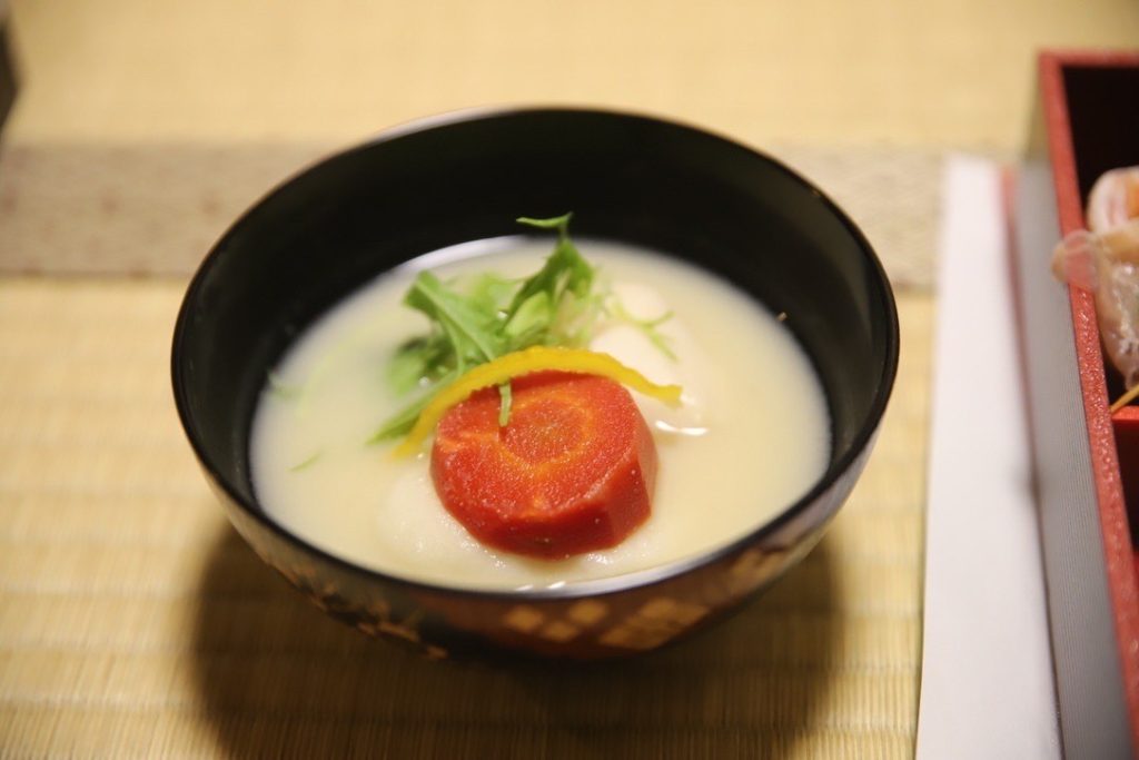 雑煮 白味噌 京風 初詣 癸卯 兎 卯歳 卯 2023年 新年 令和四年 令和年五年 卯年 和室 茶室 にじり口 小間 小寄せ茶会 完全予約制 仕事納め 奈良 なら nara 奈良市 奈良県 JR奈良 奈良駅 JR沿線 近鉄沿線 駅前 駅近 徒歩2分 古民家 隠れ家 三条通り 徒歩圏内 古都 教室 和の教室 お稽古 習い事 文化教室 和文化 和文化サロン サロン 茶道教室 茶道 茶の湯 お茶 表千家 表千家茶道教室 週一回 マンツーマン 少人数 予約 予約制 個人レッスン 体験 茶事教室 お稽古茶事 奈良市三条町 正月 初釜 京料理 割烹 カウンター 懐石料理 膳 椀物 一献 高麗卓 中次 真塗大棗 棗濃茶 仕覆 濃茶点前 四君子蒔絵 四君子 蘭 菊 梅 竹 炉縁 ゆずり葉 結び柳 柳 加茂本阿弥 窓の月 白玉椿 椿 獅子頭 白椿 八重咲き 赤い椿 風炉先 而妙斎好み 桐 掛軸 兼中斎 古橋尚 住吉大社 住吉蒔絵 平棗 膳所焼 肩衝 袋棚 志野棚 香道具 本田屋 味噌 萬林堂 花びら餅 主菓子 干菓子 堂後茶道教室 堂後宗邑 いそじ 仕出し 木津川市 二月堂 松明 お水取り 床柱 干支香合 龍村美術織物 古帛紗 出袱紗 波兎雪輪文 仕覆 仕立て ひめゆり 初釜 新年会