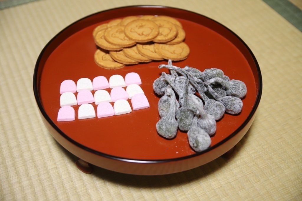 雑煮 白味噌 京風 初詣 癸卯 兎 卯歳 卯 2023年 新年 令和四年 令和年五年 卯年 和室 茶室 にじり口 小間 小寄せ茶会 完全予約制 仕事納め 奈良 なら nara 奈良市 奈良県 JR奈良 奈良駅 JR沿線 近鉄沿線 駅前 駅近 徒歩2分 古民家 隠れ家 三条通り 徒歩圏内 古都 教室 和の教室 お稽古 習い事 文化教室 和文化 和文化サロン サロン 茶道教室 茶道 茶の湯 お茶 表千家 表千家茶道教室 週一回 マンツーマン 少人数 予約 予約制 個人レッスン 体験 茶事教室 お稽古茶事 奈良市三条町 正月 初釜 京料理 割烹 カウンター 懐石料理 膳 椀物 一献 高麗卓 中次 真塗大棗 棗濃茶 仕覆 濃茶点前 四君子蒔絵 四君子 蘭 菊 梅 竹 炉縁 ゆずり葉 結び柳 柳 加茂本阿弥 窓の月 白玉椿 椿 獅子頭 白椿 八重咲き 赤い椿 風炉先 而妙斎好み 桐 掛軸 兼中斎 古橋尚 住吉大社 住吉蒔絵 平棗 膳所焼 肩衝 袋棚 志野棚 香道具 本田屋 味噌 萬林堂 花びら餅 主菓子 干菓子 堂後茶道教室 堂後宗邑 いそじ 仕出し 木津川市 二月堂 松明 お水取り 床柱 干支香合 龍村美術織物 古帛紗 出袱紗 波兎雪輪文 仕覆 仕立て ひめゆり 初釜 新年会