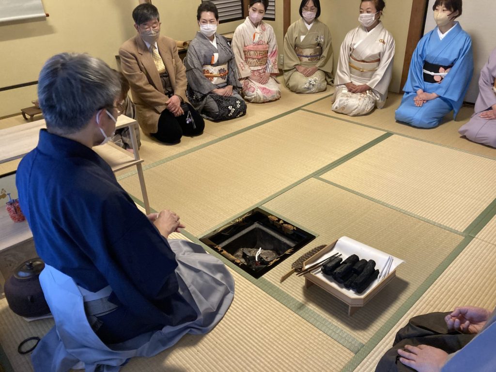 趣向茶会　しゅこう　月釜　茶会　小寄せ茶会　小間　にじり口　本格的　茶道　茶の湯　茶事　　茶道具　薄茶器　奈良道具　　練釜　茶会　小寄せ茶会　小間　にじり口　本格的　茶道　茶の湯　茶事　　茶道具　薄茶器　奈良道具　奈良　なら　nara　奈良市　奈良県　三五夜　三五屋　さんごや　sangoya 古民家　日本家屋　隠れ家　茶室　いじり口　小間　広間　月釜　茶会　お茶会　イベント　冬の奈良　奈良観光　お茶　茶の湯　抹茶　茶道教室　表千家　流派問わず　事前予約制　完全予約制　小寄せ茶会　大寄せ茶会　中止　座敷　書院　付書院　床の間　八畳間　書院の茶　武家茶道　古美術　骨董　アンティーク　茶道具　古美術店　骨董店　茶道具店　買取り　畳　釣り釜　濃茶　薄茶　上生菓子　和菓子　干菓子　　稽古　貸出し　貸スペース　貸教室　JR奈良　徒歩2分　奈良市三条町　三網田　障子　雪見障子
丸久小山園　天授　濃茶　最高銘柄　最高級ブランド　珠光茶会　珠光　村田珠光　奈良お茶　イベント　椿餅　おくた　樫舎　さろん　salon　茶論　中川政七商店　ゆうなかがわ　遊中川　袋棚　志野棚　利休袋棚　大棚　桐　古橋尚　水指　ひめゆり　仕覆　龍村美術織物　干支　浪兎　雪輪　青海波　大平棗　住吉棗　立入宗継　立入宗興　青松多寿色　三幅対　掛軸　市川銕琅　打出の小づち　稲佐の浜　国譲り　出雲神話　古事記　日本書紀　武御雷　大国主　出雲大社　石上神宮　神武天皇　出雲の阿国　堂後宗邑　堂後茶道教室　特別茶会　甲冑　武者飾り　端午の節句　節供　炭点前　炭台　大棚炭点前