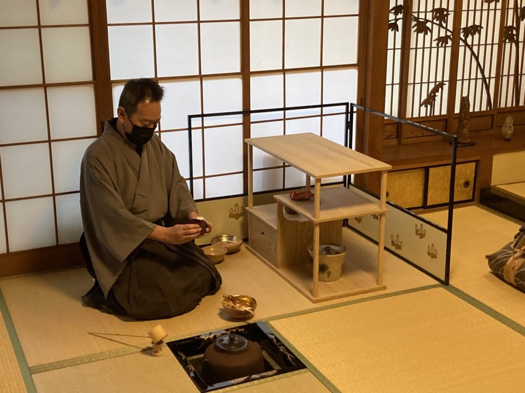 趣向茶会　しゅこう　月釜　茶会　小寄せ茶会　小間　にじり口　本格的　茶道　茶の湯　茶事　　茶道具　薄茶器　奈良道具　　練釜　茶会　小寄せ茶会　小間　にじり口　本格的　茶道　茶の湯　茶事　　茶道具　薄茶器　奈良道具　奈良　なら　nara　奈良市　奈良県　三五夜　三五屋　さんごや　sangoya 古民家　日本家屋　隠れ家　茶室　いじり口　小間　広間　月釜　茶会　お茶会　イベント　冬の奈良　奈良観光　お茶　茶の湯　抹茶　茶道教室　表千家　流派問わず　事前予約制　完全予約制　小寄せ茶会　大寄せ茶会　中止　座敷　書院　付書院　床の間　八畳間　書院の茶　武家茶道　古美術　骨董　アンティーク　茶道具　古美術店　骨董店　茶道具店　買取り　畳　釣り釜　濃茶　薄茶　上生菓子　和菓子　干菓子　　稽古　貸出し　貸スペース　貸教室　JR奈良　徒歩2分　奈良市三条町　三網田　障子　雪見障子
丸久小山園　天授　濃茶　最高銘柄　最高級ブランド　珠光茶会　珠光　村田珠光　奈良お茶　イベント　椿餅　おくた　樫舎　さろん　salon　茶論　中川政七商店　ゆうなかがわ　遊中川　袋棚　志野棚　利休袋棚　大棚　桐　古橋尚　水指　ひめゆり　仕覆　龍村美術織物　干支　浪兎　雪輪　青海波　大平棗　住吉棗　立入宗継　立入宗興　青松多寿色　三幅対　掛軸　市川銕琅　打出の小づち　稲佐の浜　国譲り　出雲神話　古事記　日本書紀　武御雷　大国主　出雲大社　石上神宮　神武天皇　出雲の阿国　堂後宗邑　堂後茶道教室　特別茶会　甲冑　武者飾り　端午の節句　節供　炭点前　炭台　大棚炭点前　濃茶　濃茶点前　表千家　表千家茶道教室　嶋台