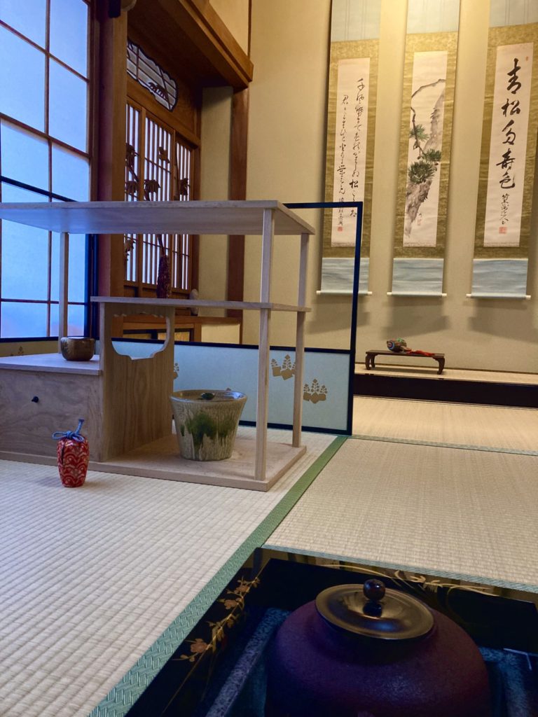 趣向茶会　しゅこう　月釜　茶会　小寄せ茶会　小間　にじり口　本格的　茶道　茶の湯　茶事　　茶道具　薄茶器　奈良道具　　練釜　茶会　小寄せ茶会　小間　にじり口　本格的　茶道　茶の湯　茶事　　茶道具　薄茶器　奈良道具　奈良　なら　nara　奈良市　奈良県　三五夜　三五屋　さんごや　sangoya 古民家　日本家屋　隠れ家　茶室　いじり口　小間　広間　月釜　茶会　お茶会　イベント　冬の奈良　奈良観光　お茶　茶の湯　抹茶　茶道教室　表千家　流派問わず　事前予約制　完全予約制　小寄せ茶会　大寄せ茶会　中止　座敷　書院　付書院　床の間　八畳間　書院の茶　武家茶道　古美術　骨董　アンティーク　茶道具　古美術店　骨董店　茶道具店　買取り　畳　釣り釜　濃茶　薄茶　上生菓子　和菓子　干菓子　　稽古　貸出し　貸スペース　貸教室　JR奈良　徒歩2分　奈良市三条町　三網田　障子　雪見障子
丸久小山園　天授　濃茶　最高銘柄　最高級ブランド　珠光茶会　珠光　村田珠光　奈良お茶　イベント　椿餅　おくた　樫舎　さろん　salon　茶論　中川政七商店　ゆうなかがわ　遊中川　袋棚　志野棚　利休袋棚　大棚　桐　古橋尚　水指　ひめゆり　仕覆　龍村美術織物　干支　浪兎　雪輪　青海波　大平棗　住吉棗　立入宗継　立入宗興　青松多寿色　三幅対　掛軸　市川銕琅　打出の小づち　