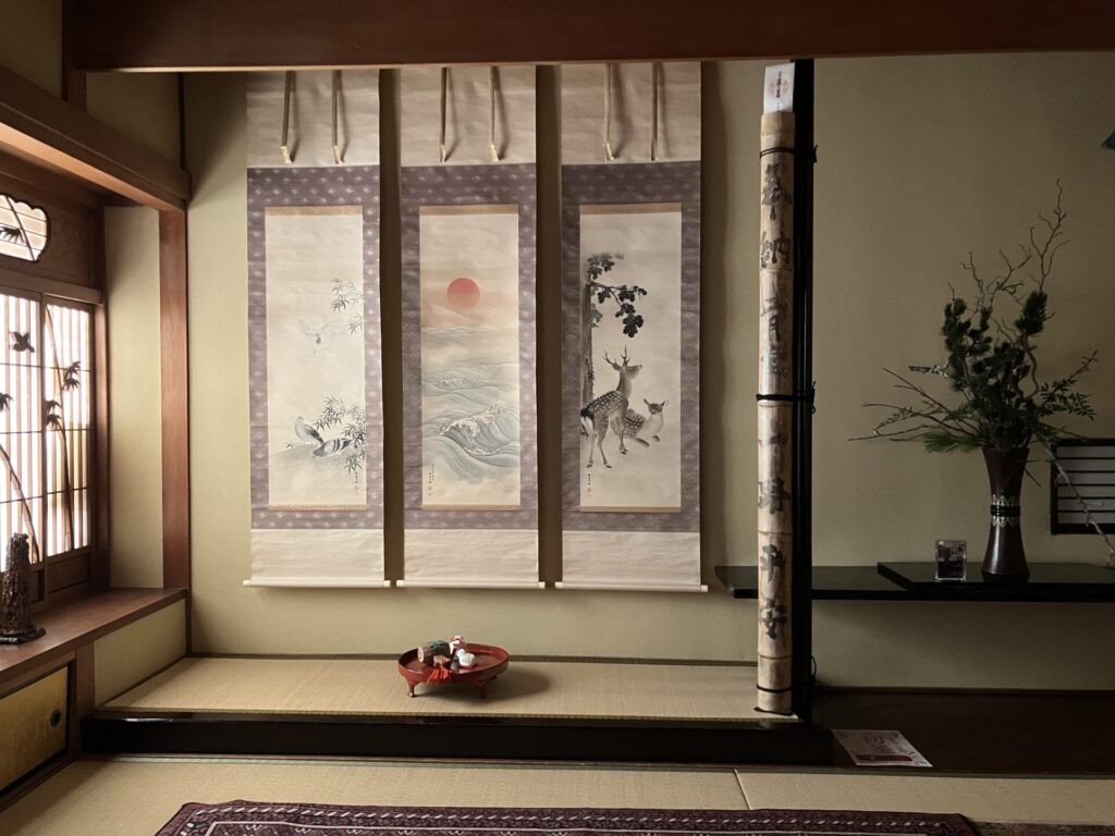 tea tearoom teaceremony 奈良 茶道 体験 nara 三五夜 さんごや 三五屋 茶会 茶室 隠れ家 にじり口 炭 風炉 掛軸 茶道具 JR奈良駅 駅前 月釜 徒歩圏内 奈良県 奈良市 三網田 濃茶 薄茶 続き薄 茶道具 茶道具販売 8月 葉月 八月 広間 夏 観光 奈良新名所 奈良県 伝統文化 日本文化 少人数制 小寄せ ゆったり 濃茶 薄茶 各服点て 上生菓子 干菓子 JR奈良駅 駅前 牧田旬加 出張料理人 出張料理 京料理 割烹 カウンター 懐石料理 膳 椀物 一献 料理教室 素麺 そうめん 三輪そうめん 三輪素麺 にゅうめん 柿の葉寿司 寿司 奈良名産 名産品 奈良土産 食材 地元 月釜 茶会 小寄せ茶会 小間 にじり口 本格的 茶道 茶の湯 茶事 茶道具 薄茶器 奈良道具 練香 和菓子 上生菓子 パンプキンプリン 限定カフェ 隠れ家カフェ 予約制 カウンター席 カウンター パン 抹茶 奈良 なら nara 三五夜 三五屋 さんごや sangoya 隠れ家 サロン 茶の湯 茶道 煎茶道 煎茶道体験 煎茶道教室 教室 和の稽古 お稽古 習い事 茶会 月釜 濃茶 各服点て 薄茶 上生菓子 干菓子 和菓子 ほっこり のんびり 奈良の秘密スポット JR奈良 奈良駅 旧奈良駅駅舎 駅前 駅近 徒歩2分 徒歩圏内 古民家 古民家リノベーション 改装 和室 大正レトロ レトロモダン 料亭 茶室 にじり口 小間 広間 座敷 茶事 表千家茶道 表千家茶道教室 古典 奈良市三条町 伝統 茶道具 アフターコロナ 感染予防対策 ワクチン接種済 ワクチン接種証明 香会 雅楽 日本舞踊 個別レッスン 初心者歓迎 堂後茶道教室 堂後宗邑 ならまち 奈良町 表千家 表千家茶道教室 月釜 茶会 小寄せ茶会 小間 にじり口 本格的 茶道 茶の湯 茶事 正午の茶事 茶事教室 寄付き 出会い 蹲踞 蹲 炭点前 初炭 点前 盆香合 タイ王室 羅国 香木 五味六国 沈香 高台寺蒔絵 炉縁 抱清棚 八寸 千鳥 千鳥の盃 懐石料理 本懐石 盃事 大講堂釜 炉 名残 にじり口 牧田旬加 料理人 和食 出張料理 間借り 割烹 台所方 包丁方 料理方 初釜 雑煮 白味噌雑煮 料亭 美味しい 正月 初詣 奈良の正月 夜咄 二月 冬の茶事 いけばな 生け花 華道 華道教室 いけばな教室 生け花教室 山村御流 円照寺 雲龍梅 ウンリュウバイ 三光松 サンコウマツ レッドウィロー 椿 ツバキ つばき 雪月花 五葉松 ゴヨウマツ 千両 千両 梅ズワエ ずわい 梅 仏手柑 柿 隼人瓜 ハヤトウリ 吉祥草 キッショウソウ 苫朴 生駒敦 生駒瓢 華道家 アーティスト フラワーワレンジメント フラワーアーティスト 正月 新春 初釜 雑煮 お雑煮 白味噌 初詣 春日大社 東大寺 奈良の神社 奈良の寺 令和八年 2026年 午年 三幅対 床の間 日本家屋 和室 正月の設え 正月花 いけばな 華道 いけばな教室 丙午 吉兆笹 十日戎 五日戎 日本家屋 和室 待合
椿餅 鹿 赤膚焼