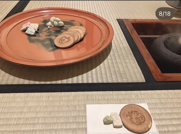 tea tearoom teaceremony 奈良 茶道 体験 nara 三五夜 さんごや 三五屋 茶会 茶室 隠れ家 にじり口 炭 風炉 掛軸 茶道具 JR奈良駅 駅前 月釜 徒歩圏内 奈良県 奈良市 三網田 濃茶 薄茶 続き薄 茶道具 茶道具販売 8月 葉月 八月 広間 夏 観光 奈良新名所 奈良県 伝統文化 日本文化 少人数制 小寄せ ゆったり 濃茶 薄茶 各服点て 上生菓子 干菓子 JR奈良駅 駅前 牧田旬加 出張料理人 出張料理 京料理 割烹 カウンター 懐石料理 膳 椀物 一献 料理教室 素麺 そうめん 三輪そうめん 三輪素麺 にゅうめん 柿の葉寿司 寿司 奈良名産 名産品 奈良土産 食材 地元 月釜 茶会 小寄せ茶会 小間 にじり口 本格的 茶道 茶の湯 茶事 茶道具 薄茶器 奈良道具 練香 和菓子 上生菓子 パンプキンプリン 限定カフェ 隠れ家カフェ 予約制 カウンター席 カウンター パン 抹茶 奈良 なら nara 三五夜 三五屋 さんごや sangoya 隠れ家 サロン 茶の湯 茶道 煎茶道 煎茶道体験 煎茶道教室 教室 和の稽古 お稽古 習い事 茶会 月釜 濃茶 各服点て 薄茶 上生菓子 干菓子 和菓子 ほっこり のんびり 奈良の秘密スポット JR奈良 奈良駅 旧奈良駅駅舎 駅前 駅近 徒歩2分 徒歩圏内 古民家 古民家リノベーション 改装 和室 大正レトロ レトロモダン 料亭 茶室 にじり口 小間 広間 座敷 茶事 表千家茶道 表千家茶道教室 古典 奈良市三条町 伝統 茶道具 アフターコロナ 感染予防対策 ワクチン接種済 ワクチン接種証明 香会 雅楽 日本舞踊 個別レッスン 初心者歓迎 堂後茶道教室 堂後宗邑 ならまち 奈良町 表千家 表千家茶道教室 月釜 茶会 小寄せ茶会 小間 にじり口 本格的 茶道 茶の湯 茶事 正午の茶事 茶事教室 寄付き 出会い 蹲踞 蹲 炭点前 初炭 点前 盆香合 タイ王室 羅国 香木 五味六国 沈香 高台寺蒔絵 炉縁 抱清棚 八寸 千鳥 千鳥の盃 懐石料理 本懐石 盃事 大講堂釜 炉 名残 にじり口 牧田旬加 料理人 和食 出張料理 間借り 割烹 台所方 包丁方 料理方 初釜 雑煮 白味噌雑煮 料亭 美味しい 正月 初詣 奈良の正月 夜咄 二月 冬の茶事 いけばな 生け花 華道 華道教室 いけばな教室 生け花教室 山村御流 円照寺 雲龍梅 ウンリュウバイ 三光松 サンコウマツ レッドウィロー 椿 ツバキ つばき 雪月花 五葉松 ゴヨウマツ 千両 千両 梅ズワエ ずわい 梅 仏手柑 柿 隼人瓜 ハヤトウリ 吉祥草 キッショウソウ 苫朴 生駒敦 生駒瓢 華道家 アーティスト フラワーワレンジメント フラワーアーティスト 正月 新春 初釜 雑煮 お雑煮 白味噌 初詣 春日大社 東大寺 奈良の神社 奈良の寺 令和八年 2026年 午年 三幅対 床の間 日本家屋 和室 正月の設え 正月花 いけばな 華道 いけばな教室 丙午 吉兆笹 十日戎 五日戎 日本家屋 和室 待合
椿餅 鹿 赤膚焼 山里棚 表千家 千利休 大坂城 山里曲輪 豊臣秀吉 豊臣兄弟 唐津焼 朝鮮唐津 水指 犬山焼 蓋置 赤絵 天啓赤絵 中次 輪島塗 棗 茶器 柄杓 薬師寺 青龍 白虎 橋本凝胤 根来 根来塗 盆 塗物 漆器 奈良根来 青紫園 春慶塗 堺 大安寺 炉縁 政所釜 広口 姥口 干菓子