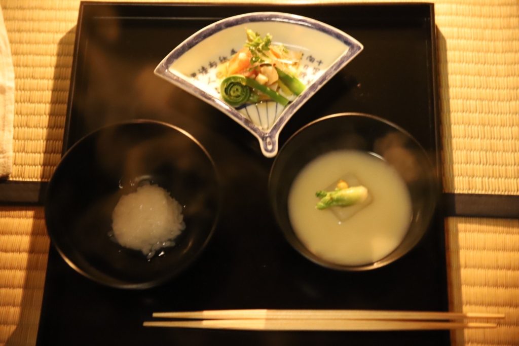 趣向茶会 しゅこう 月釜 茶会 小寄せ茶会 小間 にじり口 本格的 茶道 茶の湯 茶事 茶道具 薄茶器 奈良道具 練釜 茶会 小寄せ茶会 小間 にじり口 本格的 茶道 茶の湯 茶事 茶道具 薄茶器 奈良道具 奈良 なら nara 奈良市 奈良県 三五夜 三五屋 さんごや sangoya 古民家 日本家屋 隠れ家 茶室 いじり口 小間 広間 月釜 茶会 お茶会 イベント 冬の奈良 奈良観光 お茶 茶の湯 抹茶 茶道教室 表千家 流派問わず 事前予約制 完全予約制 小寄せ茶会 大寄せ茶会 中止 座敷 書院 付書院 床の間 八畳間 書院の茶 武家茶道 古美術 骨董 アンティーク 茶道具 古美術店 骨董店 茶道具店 買取り 畳 釣り釜 濃茶 薄茶 上生菓子 和菓子 干菓子 稽古 貸出し 貸スペース 貸教室 JR奈良 徒歩2分 奈良市三条町 三網田 障子 雪見障子 村田珠光 奈良お茶 イベント おくた 樫舎 さろん salon 茶論 中川政七商店 ゆうなかがわ 遊中川 春の奈良
茶事 茶事教室 お茶事 萬々堂 牧田旬加 茶事 正午の茶事 茶事教室 寄付き 出会い 蹲踞 蹲 炭点前 初炭 点前 盆香合 タイ王室 羅国 香木 五味六国 沈香 高台寺蒔絵 炉縁 抱清棚 八寸 千鳥 千鳥の盃 懐石料理 本懐石 盃事 大講堂釜 炉 名残 にじり口 牧田旬加 料理人 和食 出張料理 間借り 割烹 台所方 包丁方 料理方 夜咄 手燭 手燭交換 寄付 出会い 煙草盆 ランプ 灯り 蝋燭 手焙 燈籠 灯ろう 四つ碗 膳 数江瓢鮎子 柿伝 貝寄せ和え物 こごみ かぶら 汁椀 ふきのとう 蛸 蕗のとう 八寸 烏賊の酒とう 強肴 奈良町家シンポジウム 奈良町にぎわいの家 竹 雀瓦 堂後宗邑 堂後茶道教室 表千家 表千家茶道 表千家茶道教室
表千家教授