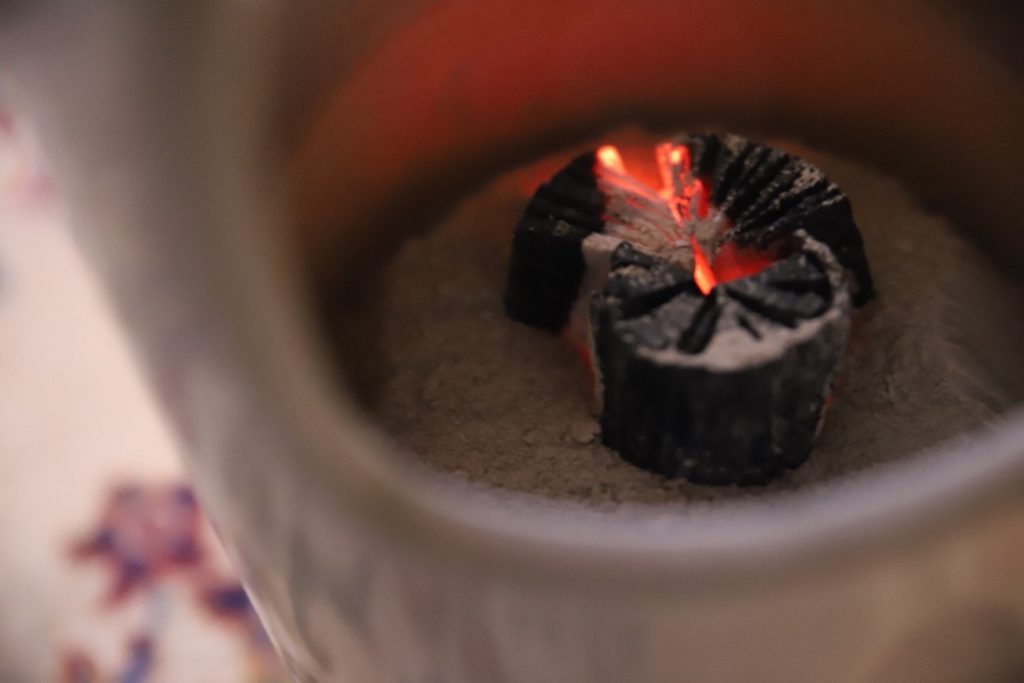 趣向茶会 しゅこう 月釜 茶会 小寄せ茶会 小間 にじり口 本格的 茶道 茶の湯 茶事 茶道具 薄茶器 奈良道具 練釜 茶会 小寄せ茶会 小間 にじり口 本格的 茶道 茶の湯 茶事 茶道具 薄茶器 奈良道具 奈良 なら nara 奈良市 奈良県 三五夜 三五屋 さんごや sangoya 古民家 日本家屋 隠れ家 茶室 いじり口 小間 広間 月釜 茶会 お茶会 イベント 冬の奈良 奈良観光 お茶 茶の湯 抹茶 茶道教室 表千家 流派問わず 事前予約制 完全予約制 小寄せ茶会 大寄せ茶会 中止 座敷 書院 付書院 床の間 八畳間 書院の茶 武家茶道 古美術 骨董 アンティーク 茶道具 古美術店 骨董店 茶道具店 買取り 畳 釣り釜 濃茶 薄茶 上生菓子 和菓子 干菓子 稽古 貸出し 貸スペース 貸教室 JR奈良 徒歩2分 奈良市三条町 三網田 障子 雪見障子 村田珠光 奈良お茶 イベント おくた 樫舎 さろん salon 茶論 中川政七商店 ゆうなかがわ 遊中川 春の奈良
茶事 茶事教室 お茶事 萬々堂 牧田旬加 茶事 正午の茶事 茶事教室 寄付き 出会い 蹲踞 蹲 炭点前 初炭 点前 盆香合 タイ王室 羅国 香木 五味六国 沈香 高台寺蒔絵 炉縁 抱清棚 八寸 千鳥 千鳥の盃 懐石料理 本懐石 盃事 大講堂釜 炉 名残 にじり口 牧田旬加 料理人 和食 出張料理 間借り 割烹 台所方 包丁方 料理方 夜咄 手燭 手燭交換 寄付 出会い 煙草盆 ランプ 灯り 蝋燭 手焙 燈籠 灯ろう 四つ碗 膳 数江瓢鮎子 柿伝 貝寄せ和え物 こごみ かぶら 汁椀 ふきのとう 蛸 蕗のとう 八寸 烏賊の酒とう 強肴 奈良町家シンポジウム 奈良町にぎわいの家 竹 雀瓦 堂後宗邑 堂後茶道教室 表千家 表千家茶道 表千家茶道教室
表千家教授