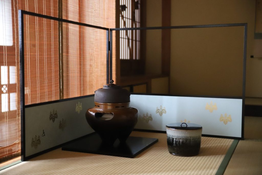 奈良 茶道 体験 nara 三五夜 さんごや 三五屋 茶会 茶室 隠れ家 にじり口 炭 炉 掛軸 椿 ツバキ 茶道具 JR奈良駅 駅前 月釜 徒歩圏内 奈良県 奈良市 三網田 濃茶 薄茶 続き薄 茶花 生花 待合 堂後 宗邑 奈良市三条町にあるお茶と古美術の隠れ家サロン「三五夜」の月釜が堂後宗邑氏の担当により九月十三日、十四日の二日間に渡り開催された。 両日とも満席となる盛況ぶりであった 待合 森田泰山筆 円相ニ天然 色紙 前ニ 供茶 献花 床 無適斎一行 玉杵成霊薬 尋牛斎箱 花入 惺斎好 江の島サザエ籠 有馬昭竹斎作 花 秋草 いろいろ 香合 平城宮跡出土 杉古材 東大寺清水公照 松の字 共箱 而妙斎㐂久寿ノ字 紹巴織帛紗敷キテ 大阪友香作 風炉 尋牛斎好 花押鋳込み扇透し琉球 共箱 莎村作 田口釜添フ 風炉先 桐箔絵 腰 而妙斎判 共箱 奥村製 如心斎 好 掻合塗 大板 水指 須恵窯 朝鮮唐津 而妙斎箱 守俊作 茶入 丹波 銘 庵の友 雪底和尚箱 袋 牡丹唐草金蘭 茶碗 弘入作 赤 銘 萩の露 即中斎箱 出帛紗 タイ土産 象の柄の織物 ひめゆり仕立 副 古曽部焼 御本写 而妙斎箱 薄茶器 即中斎好 金銀笹蒔絵雪吹 而妙斎箱 近左作 茶碗 萩 刷毛目 銘 月影 尋牛斎箱 十五代 新兵衛作 替 真葛焼 蔦の絵 平 香斎作 茶杓 尋牛斎作 銘 清風 共筒箱 菓子器 鹿背山焼 染付鉢 菓子 猿沢 瑠璃菓製 干菓子器 ニューカレドニア土産 干菓子 琥珀と和風マカロン 瑠璃菓製 建水 黄瀬戸 エフゴ形 古橋尚作 蓋置 而妙斎好菊の絵 永楽造 共箱 莨盆 櫛形 兼中斎判 共箱 表朔作 火入 絵唐津 重利作 莨入 切箔タトウ 奥村製 煙管 如心斎好 筋 濃茶 雲鶴 丸久小山園 薄茶 又玄 茶道雑誌 河原書店