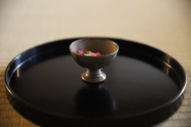 奈良 茶道 体験 nara 三五夜 さんごや 三五屋 茶会 茶室 隠れ家 にじり口 炭 炉 掛軸 椿 ツバキ 茶道具 JR奈良駅 駅前 月釜 徒歩圏内 奈良県 奈良市 三網田 濃茶 薄茶 続き薄 茶花 生花 待合 堂後 宗邑 奈良市三条町にあるお茶と古美術の隠れ家サロン「三五夜」の月釜が堂後宗邑氏の担当により九月十三日、十四日の二日間に渡り開催された。 両日とも満席となる盛況ぶりであった 待合 森田泰山筆 円相ニ天然 色紙 前ニ 供茶 献花 床 無適斎一行 玉杵成霊薬 尋牛斎箱 花入 惺斎好 江の島サザエ籠 有馬昭竹斎作 花 秋草 いろいろ 香合 平城宮跡出土 杉古材 東大寺清水公照 松の字 共箱 而妙斎㐂久寿ノ字 紹巴織帛紗敷キテ 大阪友香作 風炉 尋牛斎好 花押鋳込み扇透し琉球 共箱 莎村作 田口釜添フ 風炉先 桐箔絵 腰 而妙斎判 共箱 奥村製 如心斎 好 掻合塗 大板 水指 須恵窯 朝鮮唐津 而妙斎箱 守俊作 茶入 丹波 銘 庵の友 雪底和尚箱 袋 牡丹唐草金蘭 茶碗 弘入作 赤 銘 萩の露 即中斎箱 出帛紗 タイ土産 象の柄の織物 ひめゆり仕立 副 古曽部焼 御本写 而妙斎箱 薄茶器 即中斎好 金銀笹蒔絵雪吹 而妙斎箱 近左作 茶碗 萩 刷毛目 銘 月影 尋牛斎箱 十五代 新兵衛作 替 真葛焼 蔦の絵 平 香斎作 茶杓 尋牛斎作 銘 清風 共筒箱 菓子器 鹿背山焼 染付鉢 菓子 猿沢 瑠璃菓製 干菓子器 ニューカレドニア土産 干菓子 琥珀と和風マカロン 瑠璃菓製 建水 黄瀬戸 エフゴ形 古橋尚作 蓋置 而妙斎好菊の絵 永楽造 共箱 莨盆 櫛形 兼中斎判 共箱 表朔作 火入 絵唐津 重利作 莨入 切箔タトウ 奥村製 煙管 如心斎好 筋 濃茶 雲鶴 丸久小山園 薄茶 又玄 茶道雑誌 河原書店