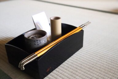 奈良 茶道 体験 nara 三五夜 さんごや 三五屋 茶会 茶室 隠れ家 にじり口 炭 炉 掛軸 椿 ツバキ 茶道具 JR奈良駅 駅前 月釜 徒歩圏内 奈良県 奈良市 三網田 濃茶 薄茶 続き薄 茶花 生花 待合 堂後 宗邑 奈良市三条町にあるお茶と古美術の隠れ家サロン「三五夜」の月釜が堂後宗邑氏の担当により九月十三日、十四日の二日間に渡り開催された。 両日とも満席となる盛況ぶりであった 待合 森田泰山筆 円相ニ天然 色紙 前ニ 供茶 献花 床 無適斎一行 玉杵成霊薬 尋牛斎箱 花入 惺斎好 江の島サザエ籠 有馬昭竹斎作 花 秋草 いろいろ 香合 平城宮跡出土 杉古材 東大寺清水公照 松の字 共箱 而妙斎㐂久寿ノ字 紹巴織帛紗敷キテ 大阪友香作 風炉 尋牛斎好 花押鋳込み扇透し琉球 共箱 莎村作 田口釜添フ 風炉先 桐箔絵 腰 而妙斎判 共箱 奥村製 如心斎 好 掻合塗 大板 水指 須恵窯 朝鮮唐津 而妙斎箱 守俊作 茶入 丹波 銘 庵の友 雪底和尚箱 袋 牡丹唐草金蘭 茶碗 弘入作 赤 銘 萩の露 即中斎箱 出帛紗 タイ土産 象の柄の織物 ひめゆり仕立 副 古曽部焼 御本写 而妙斎箱 薄茶器 即中斎好 金銀笹蒔絵雪吹 而妙斎箱 近左作 茶碗 萩 刷毛目 銘 月影 尋牛斎箱 十五代 新兵衛作 替 真葛焼 蔦の絵 平 香斎作 茶杓 尋牛斎作 銘 清風 共筒箱 菓子器 鹿背山焼 染付鉢 菓子 猿沢 瑠璃菓製 干菓子器 ニューカレドニア土産 干菓子 琥珀と和風マカロン 瑠璃菓製 建水 黄瀬戸 エフゴ形 古橋尚作 蓋置 而妙斎好菊の絵 永楽造 共箱 莨盆 櫛形 兼中斎判 共箱 表朔作 火入 絵唐津 重利作 莨入 切箔タトウ 奥村製 煙管 如心斎好 筋 濃茶 雲鶴 丸久小山園 薄茶 又玄 茶道雑誌 河原書店