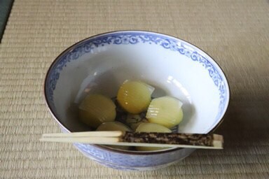 奈良 茶道 体験 nara 三五夜 さんごや 三五屋 茶会 茶室 隠れ家 にじり口 炭 炉 掛軸 椿 ツバキ 茶道具 JR奈良駅 駅前 月釜 徒歩圏内 奈良県 奈良市 三網田 濃茶 薄茶 続き薄 茶花 生花 待合 堂後 宗邑 奈良市三条町にあるお茶と古美術の隠れ家サロン「三五夜」の月釜が堂後宗邑氏の担当により九月十三日、十四日の二日間に渡り開催された。 両日とも満席となる盛況ぶりであった 待合 森田泰山筆 円相ニ天然 色紙 前ニ 供茶 献花 床 無適斎一行 玉杵成霊薬 尋牛斎箱 花入 惺斎好 江の島サザエ籠 有馬昭竹斎作 花 秋草 いろいろ 香合 平城宮跡出土 杉古材 東大寺清水公照 松の字 共箱 而妙斎㐂久寿ノ字 紹巴織帛紗敷キテ 大阪友香作 風炉 尋牛斎好 花押鋳込み扇透し琉球 共箱 莎村作 田口釜添フ 風炉先 桐箔絵 腰 而妙斎判 共箱 奥村製 如心斎 好 掻合塗 大板 水指 須恵窯 朝鮮唐津 而妙斎箱 守俊作 茶入 丹波 銘 庵の友 雪底和尚箱 袋 牡丹唐草金蘭 茶碗 弘入作 赤 銘 萩の露 即中斎箱 出帛紗 タイ土産 象の柄の織物 ひめゆり仕立 副 古曽部焼 御本写 而妙斎箱 薄茶器 即中斎好 金銀笹蒔絵雪吹 而妙斎箱 近左作 茶碗 萩 刷毛目 銘 月影 尋牛斎箱 十五代 新兵衛作 替 真葛焼 蔦の絵 平 香斎作 茶杓 尋牛斎作 銘 清風 共筒箱 菓子器 鹿背山焼 染付鉢 菓子 猿沢 瑠璃菓製 干菓子器 ニューカレドニア土産 干菓子 琥珀と和風マカロン 瑠璃菓製 建水 黄瀬戸 エフゴ形 古橋尚作 蓋置 而妙斎好菊の絵 永楽造 共箱 莨盆 櫛形 兼中斎判 共箱 表朔作 火入 絵唐津 重利作 莨入 切箔タトウ 奥村製 煙管 如心斎好 筋 濃茶 雲鶴 丸久小山園 薄茶 又玄 茶道雑誌 河原書店 鹿背山焼 菓子器 菓子鉢 一条忠香 煎茶道具 煎茶器