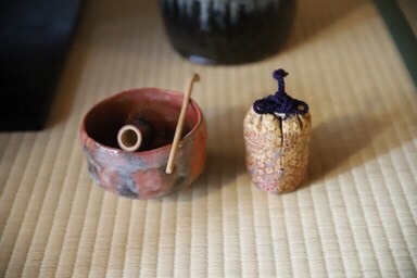 奈良 茶道 体験 nara 三五夜 さんごや 三五屋 茶会 茶室 隠れ家 にじり口 炭 炉 掛軸 椿 ツバキ 茶道具 JR奈良駅 駅前 月釜 徒歩圏内 奈良県 奈良市 三網田 濃茶 薄茶 続き薄 茶花 生花 待合 堂後 宗邑 奈良市三条町にあるお茶と古美術の隠れ家サロン「三五夜」の月釜が堂後宗邑氏の担当により九月十三日、十四日の二日間に渡り開催された。 両日とも満席となる盛況ぶりであった 待合 森田泰山筆 円相ニ天然 色紙 前ニ 供茶 献花 床 無適斎一行 玉杵成霊薬 尋牛斎箱 花入 惺斎好 江の島サザエ籠 有馬昭竹斎作 花 秋草 いろいろ 香合 平城宮跡出土 杉古材 東大寺清水公照 松の字 共箱 而妙斎㐂久寿ノ字 紹巴織帛紗敷キテ 大阪友香作 風炉 尋牛斎好 花押鋳込み扇透し琉球 共箱 莎村作 田口釜添フ 風炉先 桐箔絵 腰 而妙斎判 共箱 奥村製 如心斎 好 掻合塗 大板 水指 須恵窯 朝鮮唐津 而妙斎箱 守俊作 茶入 丹波 銘 庵の友 雪底和尚箱 袋 牡丹唐草金蘭 茶碗 弘入作 赤 銘 萩の露 即中斎箱 出帛紗 タイ土産 象の柄の織物 ひめゆり仕立 副 古曽部焼 御本写 而妙斎箱 薄茶器 即中斎好 金銀笹蒔絵雪吹 而妙斎箱 近左作 茶碗 萩 刷毛目 銘 月影 尋牛斎箱 十五代 新兵衛作 替 真葛焼 蔦の絵 平 香斎作 茶杓 尋牛斎作 銘 清風 共筒箱 菓子器 鹿背山焼 染付鉢 菓子 猿沢 瑠璃菓製 干菓子器 ニューカレドニア土産 干菓子 琥珀と和風マカロン 瑠璃菓製 建水 黄瀬戸 エフゴ形 古橋尚作 蓋置 而妙斎好菊の絵 永楽造 共箱 莨盆 櫛形 兼中斎判 共箱 表朔作 火入 絵唐津 重利作 莨入 切箔タトウ 奥村製 煙管 如心斎好 筋 濃茶 雲鶴 丸久小山園 薄茶 又玄 茶道雑誌 河原書店
