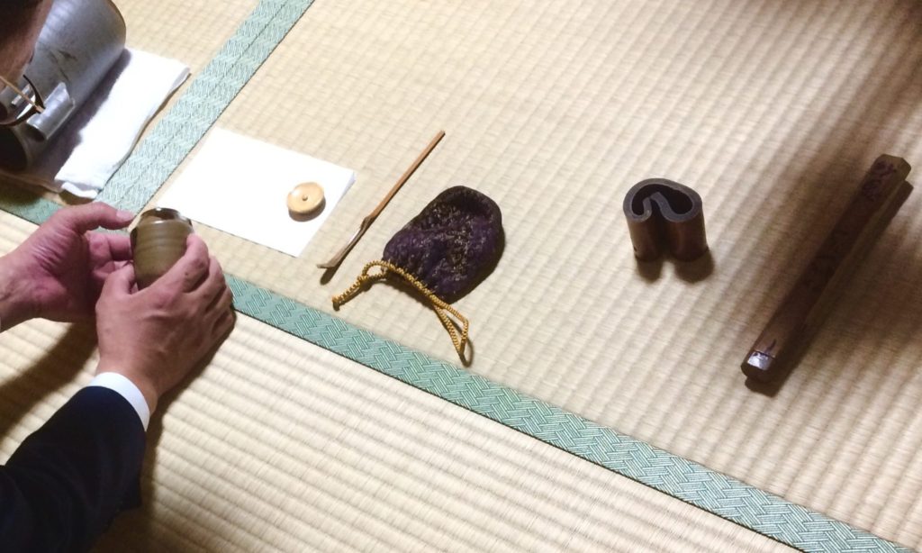 奈良 茶道 体験 nara 三五夜 さんごや JR奈良駅 徒歩2分 駅前 茶道 茶の湯 お茶 茶会 月釜 濃茶 嘉辰の昔 上林春松本店 上林 岩手 裏千家 准教授 浪坂宗正 古美術 やつれ風炉 雲龍釜 浄味 虫明焼 水指 薩摩焼 茶入れ 敷瓦 鵬雲斎 宙宝 名月払清風 清風名月を払う 松村景文 鉈籠 万仭 万仭宗岱 一灯 茶杓 鴻池家 いわての山並み 松田屋 柿寿賀 萬々堂道則 上用饅頭 薯蕷饅頭 光琳菊 菓子器 仁阿弥道八 桃山窯 二代道八 上生菓子 和菓子 老舗 真清水蔵六 萩焼 人形手 京焼 安南 蒟醤 炭籠 炭道具 火箸 李朝薬匙 青鸞 羽箒 出雲焼 伊羅保 森井商店 閉店 昆布 結納 昭和天皇 琉球朝顔 茶花 二月堂 お水取り お松明 床柱 箱書き 法隆寺古材 道具拝見