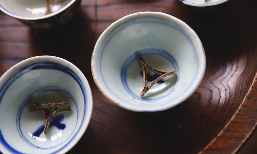 奈良 茶道 体験 nara 三五夜 さんごや JR奈良駅 徒歩2分 駅前 茶道 茶の湯 お茶 茶会 月釜 濃茶 嘉辰の昔 上林春松本店 上林 岩手 裏千家 准教授 浪坂宗正 古美術 やつれ風炉 雲龍釜 浄味 虫明焼 水指 薩摩焼 茶入れ 敷瓦 鵬雲斎 宙宝 名月払清風 清風名月を払う 松村景文 鉈籠 万仭 万仭宗岱 一灯 茶杓 鴻池家 いわての山並み 松田屋 柿寿賀 萬々堂道則 上用饅頭 薯蕷饅頭 光琳菊 菓子器 仁阿弥道八 桃山窯 二代道八 上生菓子 和菓子 老舗 真清水蔵六 萩焼 人形手 京焼 安南 蒟醤 炭籠 炭道具 火箸 李朝薬匙 青鸞 羽箒 出雲焼 伊羅保 森井商店 昆布 結納 昭和天皇 琉球朝顔 茶花 二月堂 お水取り お松明 床柱 箱書き 法隆寺古材