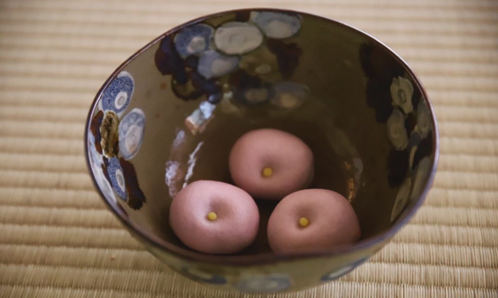 奈良 茶道 体験 nara 三五夜 さんごや JR奈良駅 徒歩2分 駅前 茶道 茶の湯 お茶 茶会 月釜 濃茶 嘉辰の昔 上林春松本店 上林 岩手 裏千家 准教授 浪坂宗正 古美術 やつれ風炉 雲龍釜 浄味 虫明焼 水指 薩摩焼 茶入れ 敷瓦 鵬雲斎 宙宝 名月払清風 清風名月を払う 松村景文 鉈籠 万仭 万仭宗岱 一灯 茶杓 鴻池家 いわての山並み 松田屋 柿寿賀 萬々堂道則 上用饅頭 薯蕷饅頭 光琳菊 菓子器 仁阿弥道八 桃山窯 二代道八 上生菓子 和菓子 老舗 真清水蔵六 萩焼 人形手 京焼 安南 蒟醤 炭籠 炭道具 火箸 李朝薬匙 青鸞 羽箒 出雲焼 伊羅保 森井商店 昆布 結納 昭和天皇 琉球朝顔 茶花 二月堂 お水取り お松明 床柱 箱書き 法隆寺古材