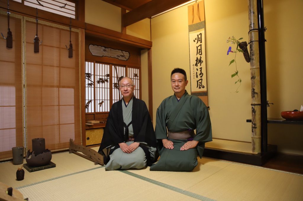 奈良　茶道　体験　nara 三五夜　さんごや　三五屋　茶会　茶室　隠れ家　にじり口　炭　炉　掛軸　椿　ツバキ　茶道具　JR奈良駅　駅前　月釜　徒歩圏内　奈良県　奈良市　三網田　濃茶　薄茶　続き薄　茶花　生花　待合 堂後　宗邑 奈良市三条町にあるお茶と古美術の隠れ家サロン「三五夜」の月釜が堂後宗邑氏の担当により九月十三日、十四日の二日間に渡り開催された。 両日とも満席となる盛況ぶりであった 待合　森田泰山筆　円相ニ天然　色紙 前ニ　供茶　献花 床　無適斎一行　玉杵成霊薬　尋牛斎箱 花入　惺斎好　江の島サザエ籠　有馬昭竹斎作 花　秋草　いろいろ 香合　平城宮跡出土　杉古材　東大寺清水公照　松の字　共箱 而妙斎㐂久寿ノ字　紹巴織帛紗敷キテ　大阪友香作 風炉　尋牛斎好　花押鋳込み扇透し琉球　共箱　莎村作 田口釜添フ 風炉先　桐箔絵　腰　而妙斎判　共箱　奥村製 如心斎　好　掻合塗　大板 水指　須恵窯　朝鮮唐津　而妙斎箱　守俊作 茶入　丹波　銘　庵の友　雪底和尚箱 袋　牡丹唐草金蘭 茶碗　弘入作　赤　銘　萩の露　即中斎箱 出帛紗　タイ土産　象の柄の織物　ひめゆり仕立 副　古曽部焼　御本写　而妙斎箱 薄茶器　即中斎好　金銀笹蒔絵雪吹　而妙斎箱　近左作 茶碗　萩　刷毛目　銘　月影　尋牛斎箱　十五代　新兵衛作 替　真葛焼　蔦の絵　平　香斎作 茶杓　尋牛斎作　銘　清風　共筒箱 菓子器　鹿背山焼　染付鉢 菓子　猿沢　瑠璃菓製 干菓子器　ニューカレドニア土産 干菓子　琥珀と和風マカロン　瑠璃菓製 建水　黄瀬戸　エフゴ形　古橋尚作 蓋置　而妙斎好菊の絵　永楽造　共箱 莨盆　櫛形　兼中斎判　共箱　表朔作 火入　絵唐津　重利作 莨入　切箔タトウ　奥村製 煙管　如心斎好　筋 濃茶　雲鶴　丸久小山園 薄茶　又玄　同 鈍翁茶会　みちのく　盛岡　奈良　茶道　体験　nara 三五夜　さんごや　三五屋　茶会　茶室　隠れ家　にじり口　炭　風炉　掛軸　茶道具　JR奈良駅　駅前　月釜　徒歩圏内　奈良県　奈良市　三網田　濃茶　薄茶　続き薄　茶道具　茶道具販売　8月　葉月　八月　　広間　夏　観光　奈良新名所　奈良県　伝統文化　日本文化　少人数制　小寄せ　ゆったり　濃茶　薄茶　各服点て　上生菓子　干菓子　JR奈良駅　駅前　牧田旬加　出張料理人　出張料理　京料理　割烹　カウンター　懐石料理　膳　椀物　一献　料理教室　素麺　そうめん　三輪そうめん　三輪素麺　にゅうめん　柿の葉寿司　　寿司　奈良名産　名産品　奈良土産　食材　地元　月釜　茶会　小寄せ茶会　小間　にじり口　本格的　茶道　茶の湯　茶事　　茶道具　薄茶器　奈良道具　　練香　和菓子　上生菓子　パンプキンプリン　限定カフェ　隠れ家カフェ　予約制　カウンター席　カウンター　パン　抹茶　奈良　なら　nara　三五夜　三五屋　さんごや　sangoya　隠れ家　サロン　茶の湯　茶道　煎茶道　煎茶道体験　煎茶道教室　教室　和の稽古　お稽古　習い事　茶会　月釜　濃茶　各服点て　薄茶　上生菓子　干菓子　和菓子　ほっこり　のんびり　奈良の秘密スポット　JR奈良　奈良駅　旧奈良駅駅舎　駅前　駅近　徒歩2分　徒歩圏内　古民家　古民家リノベーション　改装　和室　大正レトロ　レトロモダン　料亭　茶室　にじり口　小間　広間　座敷　茶事　表千家茶道　表千家茶道教室　古典　奈良市三条町　伝統　茶道具　　アフターコロナ　感染予防対策　ワクチン接種済　ワクチン接種証明　　香会　雅楽　日本舞踊　個別レッスン　初心者歓迎　堂後茶道教室　堂後宗邑　ならまち　奈良町　表千家　表千家茶道教室　 月釜　茶会　小寄せ茶会　小間　にじり口　本格的　茶道　茶の湯　茶事　正午の茶事　茶事教室　寄付き　出会い　蹲踞　蹲　炭点前　初炭　点前　盆香合　タイ王室　羅国　香木　五味六国　沈香　高台寺蒔絵　炉縁　抱清棚　八寸　千鳥　千鳥の盃　懐石料理　本懐石　盃事　大講堂釜　炉　名残　にじり口　牧田旬加　料理人　和食　出張料理　間借り　割烹　台所方　包丁方　料理方　　初釜　雑煮　白味噌雑煮　料亭　美味しい　正月　初詣　奈良の正月　夜咄　二月　冬の茶事 いけばな　生け花　華道　華道教室　いけばな教室　生け花教室　山村御流　円照寺　雲龍梅　ウンリュウバイ　三光松　サンコウマツ　レッドウィロー　椿　ツバキ　つばき　雪月花　五葉松　ゴヨウマツ　千両　千両　梅ズワエ　ずわい　梅　仏手柑　柿　隼人瓜　ハヤトウリ　吉祥草　キッショウソウ　苫朴　生駒敦　生駒瓢　華道家　アーティスト　フラワーワレンジメント　フラワーアーティスト　令和六年　2024年　正月　新春　初釜　雑煮　お雑煮　白味噌　初詣　春日大社　東大寺　奈良の神社　奈良の寺　令和七年　2025年　イベント　tea tearoom teaceremony