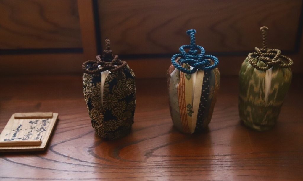 奈良 茶道 体験 nara 三五夜 さんごや JR奈良駅 徒歩2分 駅前 茶道 茶の湯 お茶 茶会 月釜 濃茶 嘉辰の昔 上林春松本店 上林 岩手 裏千家 准教授 浪坂宗正 古美術 やつれ風炉 雲龍釜 浄味 虫明焼 水指 薩摩焼 茶入れ 敷瓦 鵬雲斎 宙宝 名月払清風 清風名月を払う 松村景文 鉈籠 万仭 万仭宗岱 一灯 茶杓 鴻池家 いわての山並み 松田屋 柿寿賀 萬々堂道則 上用饅頭 薯蕷饅頭 光琳菊 菓子器 仁阿弥道八 桃山窯 二代道八 上生菓子 和菓子 老舗 真清水蔵六 萩焼 人形手 京焼 安南 蒟醤 炭籠 炭道具 火箸 李朝薬匙 青鸞 羽箒 出雲焼 伊羅保 森井商店 閉店 昆布 結納 昭和天皇 琉球朝顔 茶花 二月堂 お水取り お松明 床柱 箱書き 法隆寺古材 太子間道