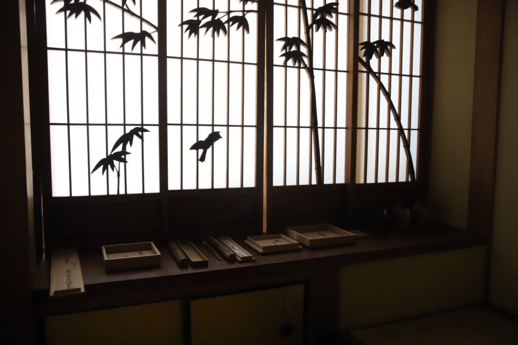 奈良 茶道 体験 nara 三五夜 さんごや JR奈良駅 徒歩2分 駅前 茶道 茶の湯 お茶 茶会 月釜 濃茶 嘉辰の昔 上林春松本店 上林 岩手 裏千家 准教授 浪坂宗正 古美術 やつれ風炉 雲龍釜 浄味 虫明焼 水指 薩摩焼 茶入れ 敷瓦 鵬雲斎 宙宝 名月払清風 清風名月を払う 松村景文 鉈籠 万仭 万仭宗岱 一灯 茶杓 鴻池家 いわての山並み 松田屋 柿寿賀 萬々堂道則 上用饅頭 薯蕷饅頭 光琳菊 菓子器 仁阿弥道八 桃山窯 二代道八 上生菓子 和菓子 老舗 真清水蔵六 萩焼 人形手 京焼 安南 蒟醤 炭籠 炭道具 火箸 李朝薬匙 青鸞 羽箒 出雲焼 伊羅保 森井商店 閉店 昆布 結納 昭和天皇 琉球朝顔 茶花 二月堂 お水取り お松明 床柱 箱書き 法隆寺古材