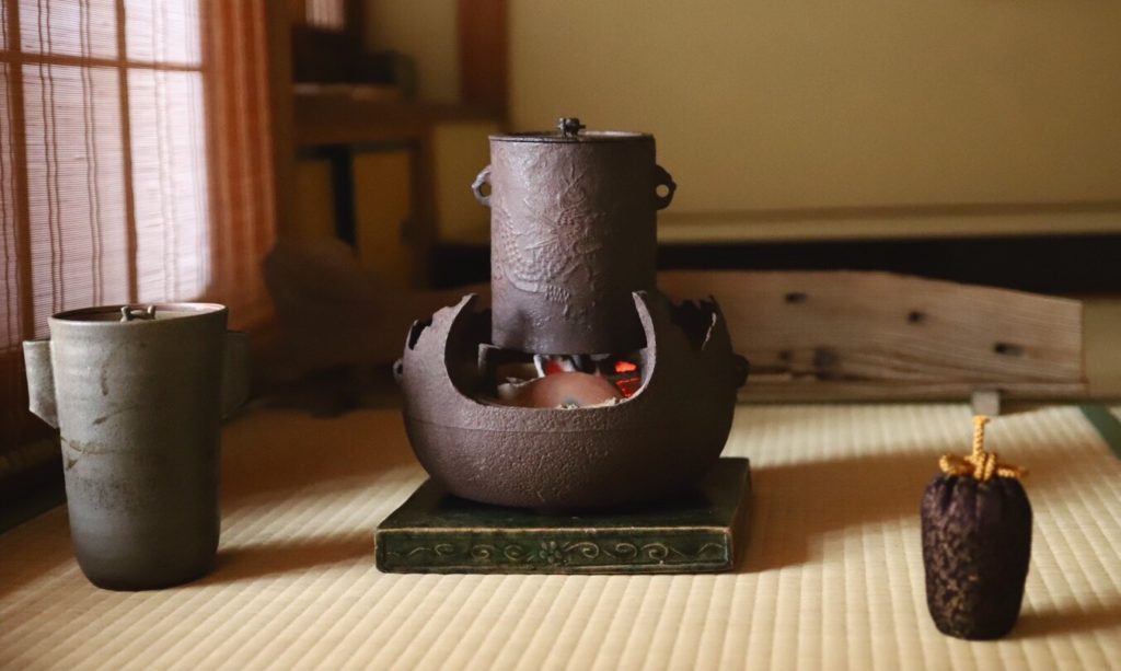 奈良 茶道 体験 nara 三五夜 さんごや JR奈良駅 徒歩2分 駅前 茶道 茶の湯 お茶 茶会 月釜 濃茶 嘉辰の昔 上林春松本店 上林 岩手 裏千家 准教授 浪坂宗正 古美術 やつれ風炉 雲龍釜 浄味 虫明焼 水指 薩摩焼 茶入れ 敷瓦 鵬雲斎 宙宝 名月払清風 清風名月を払う 松村景文 鉈籠 万仭 万仭宗岱 一灯 茶杓 鴻池家 いわての山並み 松田屋 柿寿賀 萬々堂道則 上用饅頭 薯蕷饅頭 光琳菊 菓子器 仁阿弥道八 桃山窯 二代道八 上生菓子 和菓子 老舗 真清水蔵六 萩焼 人形手 京焼 安南 蒟醤 炭籠 炭道具 火箸 李朝薬匙 青鸞 羽箒 出雲焼 伊羅保 森井商店 昆布 結納 昭和天皇 琉球朝顔 茶花 二月堂 お水取り お松明 床柱 箱書き 法隆寺古材