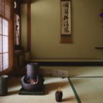 奈良　茶道　体験　nara 三五夜　さんごや　三五屋　茶会　茶室　隠れ家　にじり口　炭　炉　掛軸　椿　ツバキ　茶道具　JR奈良駅　駅前　月釜　徒歩圏内　奈良県　奈良市　三網田　濃茶　薄茶　続き薄　茶花　生花　待合 堂後　宗邑 奈良市三条町にあるお茶と古美術の隠れ家サロン「三五夜」の月釜が堂後宗邑氏の担当により九月十三日、十四日の二日間に渡り開催された。 両日とも満席となる盛況ぶりであった 待合　森田泰山筆　円相ニ天然　色紙 前ニ　供茶　献花 床　無適斎一行　玉杵成霊薬　尋牛斎箱 花入　惺斎好　江の島サザエ籠　有馬昭竹斎作 花　秋草　いろいろ 香合　平城宮跡出土　杉古材　東大寺清水公照　松の字　共箱 而妙斎㐂久寿ノ字　紹巴織帛紗敷キテ　大阪友香作 風炉　尋牛斎好　花押鋳込み扇透し琉球　共箱　莎村作 田口釜添フ 風炉先　桐箔絵　腰　而妙斎判　共箱　奥村製 如心斎　好　掻合塗　大板 水指　須恵窯　朝鮮唐津　而妙斎箱　守俊作 茶入　丹波　銘　庵の友　雪底和尚箱 袋　牡丹唐草金蘭 茶碗　弘入作　赤　銘　萩の露　即中斎箱 出帛紗　タイ土産　象の柄の織物　ひめゆり仕立 副　古曽部焼　御本写　而妙斎箱 薄茶器　即中斎好　金銀笹蒔絵雪吹　而妙斎箱　近左作 茶碗　萩　刷毛目　銘　月影　尋牛斎箱　十五代　新兵衛作 替　真葛焼　蔦の絵　平　香斎作 茶杓　尋牛斎作　銘　清風　共筒箱 菓子器　鹿背山焼　染付鉢 菓子　猿沢　瑠璃菓製 干菓子器　ニューカレドニア土産 干菓子　琥珀と和風マカロン　瑠璃菓製 建水　黄瀬戸　エフゴ形　古橋尚作 蓋置　而妙斎好菊の絵　永楽造　共箱 莨盆　櫛形　兼中斎判　共箱　表朔作 火入　絵唐津　重利作 莨入　切箔タトウ　奥村製 煙管　如心斎好　筋 濃茶　雲鶴　丸久小山園 薄茶　又玄　上林　岩手　裏千家　准教授　浪坂宗正　古美術　やつれ風炉　雲龍釜　敷瓦　鵬雲斎　
