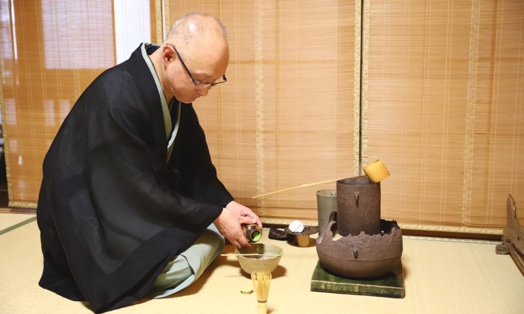 奈良 茶道 体験 nara 三五夜 さんごや JR奈良駅 徒歩2分 駅前 茶道 茶の湯 お茶 茶会 月釜 濃茶 嘉辰の昔 上林春松本店 上林 岩手 裏千家 准教授 浪坂宗正 古美術 やつれ風炉 雲龍釜 浄味 虫明焼 水指 薩摩焼 茶入れ 敷瓦 鵬雲斎 宙宝 名月払清風 清風名月を払う 松村景文 鉈籠 万仭 万仭宗岱 一灯 茶杓 鴻池家 いわての山並み 松田屋 柿寿賀 萬々堂道則 上用饅頭 薯蕷饅頭 光琳菊 菓子器 仁阿弥道八 桃山窯 二代道八 上生菓子 和菓子 老舗 真清水蔵六 萩焼 人形手 京焼 安南 蒟醤 炭籠 炭道具 火箸 李朝薬匙 青鸞 羽箒 出雲焼 伊羅保 森井商店 閉店 昆布 結納 昭和天皇 琉球朝顔 茶花 二月堂 お水取り お松明 床柱 箱書き 法隆寺古材