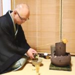 奈良　茶道　体験　nara 三五夜　さんごや　三五屋　茶会　茶室　隠れ家　にじり口　炭　炉　掛軸　椿　ツバキ　茶道具　JR奈良駅　駅前　月釜　徒歩圏内　奈良県　奈良市　三網田　濃茶　薄茶　続き薄　茶花　生花　待合 堂後　宗邑 奈良市三条町にあるお茶と古美術の隠れ家サロン「三五夜」の月釜が堂後宗邑氏の担当により九月十三日、十四日の二日間に渡り開催された。 両日とも満席となる盛況ぶりであった 待合　森田泰山筆　円相ニ天然　色紙 前ニ　供茶　献花 床　無適斎一行　玉杵成霊薬　尋牛斎箱 花入　惺斎好　江の島サザエ籠　有馬昭竹斎作 花　秋草　いろいろ 香合　平城宮跡出土　杉古材　東大寺清水公照　松の字　共箱 而妙斎㐂久寿ノ字　紹巴織帛紗敷キテ　大阪友香作 風炉　尋牛斎好　花押鋳込み扇透し琉球　共箱　莎村作 田口釜添フ 風炉先　桐箔絵　腰　而妙斎判　共箱　奥村製 如心斎　好　掻合塗　大板 水指　須恵窯　朝鮮唐津　而妙斎箱　守俊作 茶入　丹波　銘　庵の友　雪底和尚箱 袋　牡丹唐草金蘭 茶碗　弘入作　赤　銘　萩の露　即中斎箱 出帛紗　タイ土産　象の柄の織物　ひめゆり仕立 副　古曽部焼　御本写　而妙斎箱 薄茶器　即中斎好　金銀笹蒔絵雪吹　而妙斎箱　近左作 茶碗　萩　刷毛目　銘　月影　尋牛斎箱　十五代　新兵衛作 替　真葛焼　蔦の絵　平　香斎作 茶杓　尋牛斎作　銘　清風　共筒箱 菓子器　鹿背山焼　染付鉢 菓子　猿沢　瑠璃菓製 干菓子器　ニューカレドニア土産 干菓子　琥珀と和風マカロン　瑠璃菓製 建水　黄瀬戸　エフゴ形　古橋尚作 蓋置　而妙斎好菊の絵　永楽造　共箱 莨盆　櫛形　兼中斎判　共箱　表朔作 火入　絵唐津　重利作 莨入　切箔タトウ　奥村製 煙管　如心斎好　筋 濃茶　雲鶴　丸久小山園 薄茶　又玄　同