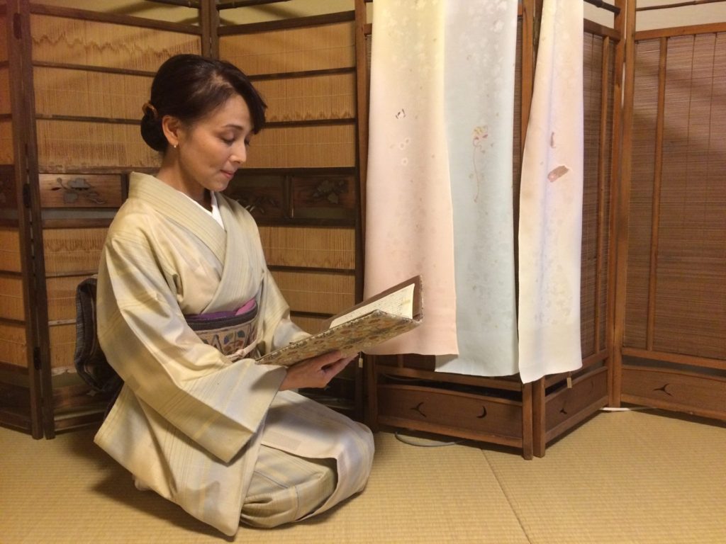 奈良 なら nara 三五夜 三五屋 さんごや 隠れ家 古民家 茶室 にじり口 教室 雅楽教室 雅楽 イベント 秋のイベント 茶会 煎茶道 煎茶会 煎茶 玉露 お茶 茶道 和風 伝統芸能 古典 個展 源氏物語 京ことば源氏物語 山下智子 紅葉賀 光源氏 頭中将 青海波 女房語り 朗読会 朗読 雅楽 天地空 篳篥 笙 竜笛 管弦 舞楽 平安絵巻 貴族 藤原道長 栄華物語 友禅染め 尾崎尚子 瓔月 ようげつ 数寄屋袋 帯 着物 きもの 帯揚げ 染色小物 遊彩工房 『遊彩工房」尾崎尚子(瓔月 ようげつ)染色作品展』 JR奈良 駅前 徒歩2分 三条町 三網田 近鉄奈良 徒歩圏内 奈良市 文化事業 琵琶 筝