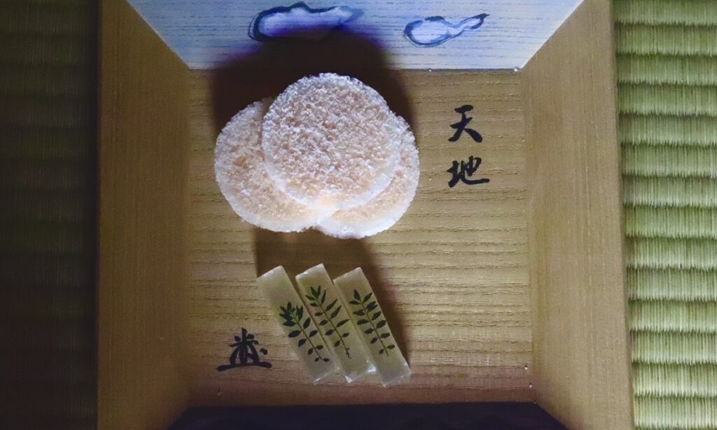 奈良 なら nara 奈良市 奈良駅 JR奈良 駅前 駅近 徒歩2分 三条町 三五夜 さんごや sangoya 古民家 日本家屋 茶室 茶道 茶の湯 月釜 三五夜月釜 茶会 華道 華道教室 いけばな 生花 いけ花 カフェ 茶房 厨房 レンタルキッチン シェアキッチン 出張料理人 フリーランス 料理人 バーテンダー パティシエ 募集中 人材募集 見学 下見 レンタル茶室 カウンター 堂後茶道教室 堂後宗邑 表千家 表千家茶道教室 茶事教室 茶事稽古 軸飾り 飾り物五箇条 壺飾り 茶入れ飾り 茶杓飾り 茶碗飾り 名物 茶道具 伏見宮 貞清親王 江戸時代 短冊 時鳥 ほととぎす ホトトギス 初座 後座 中立 銅鑼 小間 蹲 後炭 濃茶 薄茶 雲鶴 丸久小山園 抹茶 煎茶 奈良観光 奈良の隠れ家
煙草盆 火入 ご名炭 牧田旬加 懐石料理 出張料理人 日本料理 迎付 名残り 四つ碗 焼物鉢 煮物碗 茶懐石 本懐石 炊き合わせ 和え物 八寸 強肴 炭点前 初炭 鳳凰風炉 香合 樫舎 和菓子 笙生菓子 和菓子屋 きんとん 早苗 天地 上皇 上皇后 奈良行幸 行幸啓 中宮寺 日野西光尊 弥勒菩薩 2023年 奈良ホテル 青楓 ぐじ 甘鯛 葛打ち 皇室ゆかりの寺 尼門跡 尼門跡寺院