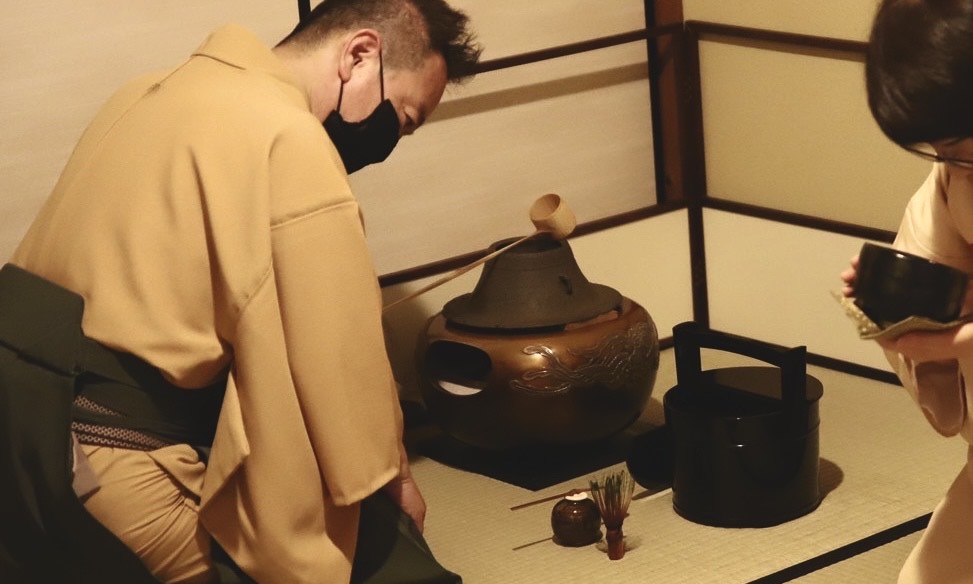 奈良 なら nara 奈良市 奈良駅 JR奈良 駅前 駅近 徒歩2分 三条町 三五夜 さんごや sangoya 古民家 日本家屋 茶室 茶道 茶の湯 月釜 三五夜月釜 茶会 華道 華道教室 いけばな 生花 いけ花 カフェ 茶房 厨房 レンタルキッチン シェアキッチン 出張料理人 フリーランス 料理人 バーテンダー パティシエ 募集中 人材募集 見学 下見 レンタル茶室 カウンター 堂後茶道教室 堂後宗邑 表千家 表千家茶道教室 茶事教室 茶事稽古 軸飾り 飾り物五箇条 壺飾り 茶入れ飾り 茶杓飾り 茶碗飾り 名物 茶道具 伏見宮 貞清親王 江戸時代 短冊 時鳥 ほととぎす ホトトギス 初座 後座 中立 銅鑼 小間 蹲 後炭 濃茶 薄茶 雲鶴 丸久小山園 抹茶 煎茶 奈良観光 奈良の隠れ家
煙草盆 火入 ご名炭 牧田旬加 懐石料理 出張料理人 日本料理 迎付 名残り 四つ碗 焼物鉢 煮物碗 茶懐石 本懐石 炊き合わせ 和え物 八寸 強肴 炭点前 初炭 鳳凰風炉 香合 樫舎 和菓子 笙生菓子 和菓子屋 きんとん 早苗 天地 上皇 上皇后 奈良行幸 行幸啓 中宮寺 日野西光尊 弥勒菩薩 2023年 奈良ホテル 青楓 ぐじ 甘鯛 葛打ち