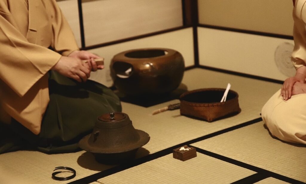 奈良 なら nara 奈良市 奈良駅 JR奈良 駅前 駅近 徒歩2分 三条町 三五夜 さんごや sangoya 古民家 日本家屋 茶室 茶道 茶の湯 月釜 三五夜月釜 茶会 華道 華道教室 いけばな 生花 いけ花 カフェ 茶房 厨房 レンタルキッチン シェアキッチン 出張料理人 フリーランス 料理人 バーテンダー パティシエ 募集中 人材募集 見学 下見 レンタル茶室 カウンター 堂後茶道教室 堂後宗邑 表千家 表千家茶道教室 茶事教室 茶事稽古 軸飾り 飾り物五箇条 壺飾り 茶入れ飾り 茶杓飾り 茶碗飾り 名物 茶道具 伏見宮 貞清親王 江戸時代 短冊 時鳥 ほととぎす ホトトギス 初座 後座 中立 銅鑼 小間 蹲 後炭 濃茶 薄茶 雲鶴 丸久小山園 抹茶 煎茶 奈良観光 奈良の隠れ家
煙草盆 火入 ご名炭 牧田旬加 懐石料理 出張料理人 日本料理 迎付 名残り 四つ碗 焼物鉢 煮物碗 茶懐石 本懐石 炊き合わせ 和え物 八寸 強肴 炭点前 初炭 鳳凰風炉 香合 樫舎 和菓子 笙生菓子 和菓子屋 きんとん 早苗 天地 上皇 上皇后 奈良行幸 行幸啓 中宮寺 日野西光尊 弥勒菩薩 2023年 奈良ホテル 青楓 ぐじ 甘鯛 葛打ち