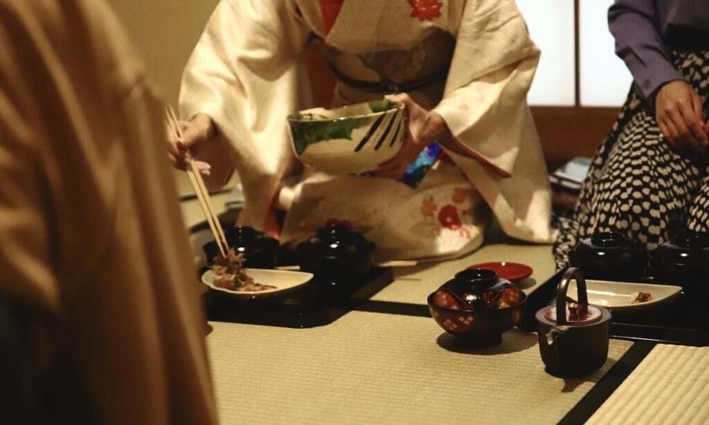 奈良 なら nara 奈良市 奈良駅 JR奈良 駅前 駅近 徒歩2分 三条町 三五夜 さんごや sangoya 古民家 日本家屋 茶室 茶道 茶の湯 月釜 三五夜月釜 茶会 華道 華道教室 いけばな 生花 いけ花 カフェ 茶房 厨房 レンタルキッチン シェアキッチン 出張料理人 フリーランス 料理人 バーテンダー パティシエ 募集中 人材募集 見学 下見 レンタル茶室 カウンター 堂後茶道教室 堂後宗邑 表千家 表千家茶道教室 茶事教室 茶事稽古 軸飾り 飾り物五箇条 壺飾り 茶入れ飾り 茶杓飾り 茶碗飾り 名物 茶道具 伏見宮 貞清親王 江戸時代 短冊 時鳥 ほととぎす ホトトギス 初座 後座 中立 銅鑼 小間 蹲 後炭 濃茶 薄茶 雲鶴 丸久小山園 抹茶 煎茶 奈良観光 奈良の隠れ家
煙草盆 火入 ご名炭 牧田旬加 懐石料理 出張料理人 日本料理 迎付 名残り 四つ碗 焼物鉢 煮物碗 茶懐石 本懐石 炊き合わせ 和え物 八寸 強肴 炭点前 初炭 鳳凰風炉 香合 樫舎 和菓子 笙生菓子 和菓子屋 きんとん 早苗 天地 上皇 上皇后 奈良行幸 行幸啓 中宮寺 日野西光尊 弥勒菩薩 2023年 奈良ホテル 青楓 ぐじ 甘鯛 葛打ち