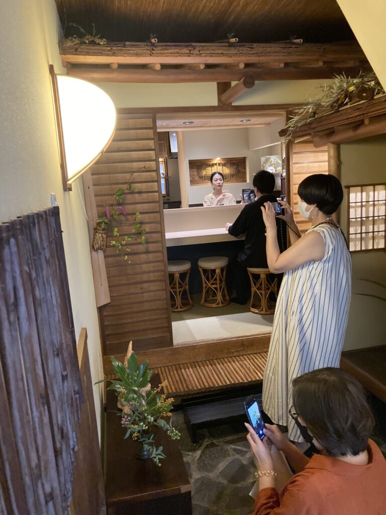 奈良 なら nara 奈良市 奈良駅 JR奈良 駅前 駅近 徒歩2分 三条町 三五夜 さんごや sangoya 古民家 日本家屋 茶室 茶道 茶の湯 月釜 三五夜月釜 茶会 華道 華道教室 いけばな 生花 いけ花 生駒敦 フラワーアーティスト フラワーデザイン いけばな教室 少人数制 予約制 ワークショップ 枝物 枝 枝物のある暮らし いけ花のある暮らし 習い事 お稽古 月1回 会費制 花会 和のお稽古 伝統文化 伝統芸能 ふふ奈良 セトレならまち 彩花 生け込み お花 夏ハゼ ナツハゼ なつはぜ 櫨 ウリバ ウリバカエデ 京かのこ 京鹿子 キョウカノコ シモツケ センダイハギ 花瓶 瓶花 瓶華 奈良のいけばな 流派 花展 カウンター カフェ 中宮寺御流 華道 山村御流 生駒瓢泉 壺中天 いけばな展 華展 入場無料 出入り自由 呈茶 呈茶席 抹茶 抹茶セット 和風カフェ 古民家カフェ 隠れ家カフェ 期間限定 限定オープン アトリエノーズ 香り お香 ワークショップ イベント 立石賢一 線香 ムーンゴッドコーヒー 珈琲 間借りカフェ レンタルキッチン シェアキッチン 空間レンタル 場所貸し 貸しスペース ならナビ NHK奈良 NHK ぐるっと関西おひるまえ NHK大阪
田中愛理 アトリエノーズ moongodcoffee テレビ 取材 撮影 放送 テレビ放映 藤蔓