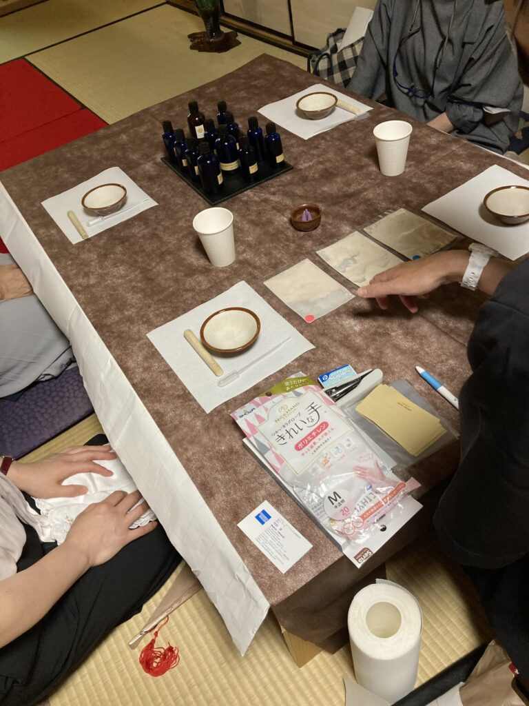 奈良 なら nara 奈良市 奈良駅 JR奈良 駅前 駅近 徒歩2分 三条町 三五夜 さんごや sangoya 古民家 日本家屋 茶室 茶道 茶の湯 月釜 三五夜月釜 茶会 華道 華道教室 いけばな 生花 いけ花 生駒敦 フラワーアーティスト フラワーデザイン いけばな教室 少人数制 予約制 ワークショップ 枝物 枝 枝物のある暮らし いけ花のある暮らし 習い事 お稽古 月1回 会費制 花会 和のお稽古 伝統文化 伝統芸能 ふふ奈良 セトレならまち 彩花 生け込み お花 夏ハゼ ナツハゼ なつはぜ 櫨 ウリバ ウリバカエデ 京かのこ 京鹿子 キョウカノコ シモツケ センダイハギ 花瓶 瓶花 瓶華 奈良のいけばな 流派 花展 カウンター カフェ 中宮寺御流 華道 山村御流 生駒瓢泉 壺中天 いけばな展 華展 入場無料 出入り自由 呈茶 呈茶席 抹茶 抹茶セット 和風カフェ 古民家カフェ 隠れ家カフェ 期間限定 限定オープン アトリエノーズ 香り お香 ワークショップ イベント 立石賢一 線香 ムーンゴッドコーヒー 珈琲 間借りカフェ レンタルキッチン シェアキッチン 空間レンタル 場所貸し 貸しスペース ならナビ NHK奈良 NHK ぐるっと関西おひるまえ NHK大阪
田中愛理 アトリエノーズ moongodcoffee テレビ 取材 撮影 放送 テレビ放映 藤蔓