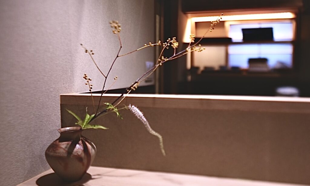 奈良　なら　nara 奈良市　奈良駅　JR奈良　駅前　駅近　徒歩2分　三条町　三五夜　さんごや　sangoya　古民家　日本家屋　茶室　茶道　茶の湯　月釜　三五夜月釜　茶会　華道　華道教室　いけばな　生花　いけ花　生駒敦　フラワーアーティスト　フラワーデザイン　いけばな教室　少人数制　予約制　ワークショップ　枝物　枝　枝物のある暮らし　いけ花のある暮らし　習い事　お稽古　　 月1回　会費制　花会　和のお稽古　伝統文化　伝統芸能　ふふ奈良　セトレならまち　彩花　生け込み　　 お花 夏ハゼ　ナツハゼ　なつはぜ　櫨　ウリバ　ウリバカエデ　京かのこ　京鹿子　キョウカノコ　シモツケ　センダイハギ　花瓶　瓶花　瓶華　奈良のいけばな　流派　花展　カウンター　カフェ　　　中宮寺御流　華道　山村御流　生駒瓢泉　壺中天　いけばな展　華展　入場無料　出入り自由　呈茶　呈茶席　抹茶　抹茶セット　和風カフェ　古民家カフェ　隠れ家カフェ　期間限定　限定オープン　アトリエノーズ　香り　お香　ワークショップ　イベント　立石賢一　線香　ムーンゴッドコーヒー　珈琲　間借りカフェ　レンタルキッチン　シェアキッチン　空間レンタル　場所貸し　貸しスペース　 ならナビ　NHK奈良　NHK　ぐるっと関西おひるまえ　NHK大阪 田中愛理　アトリエノーズ　moongodcoffee　テレビ　取材　撮影　放送　テレビ放映　藤蔓