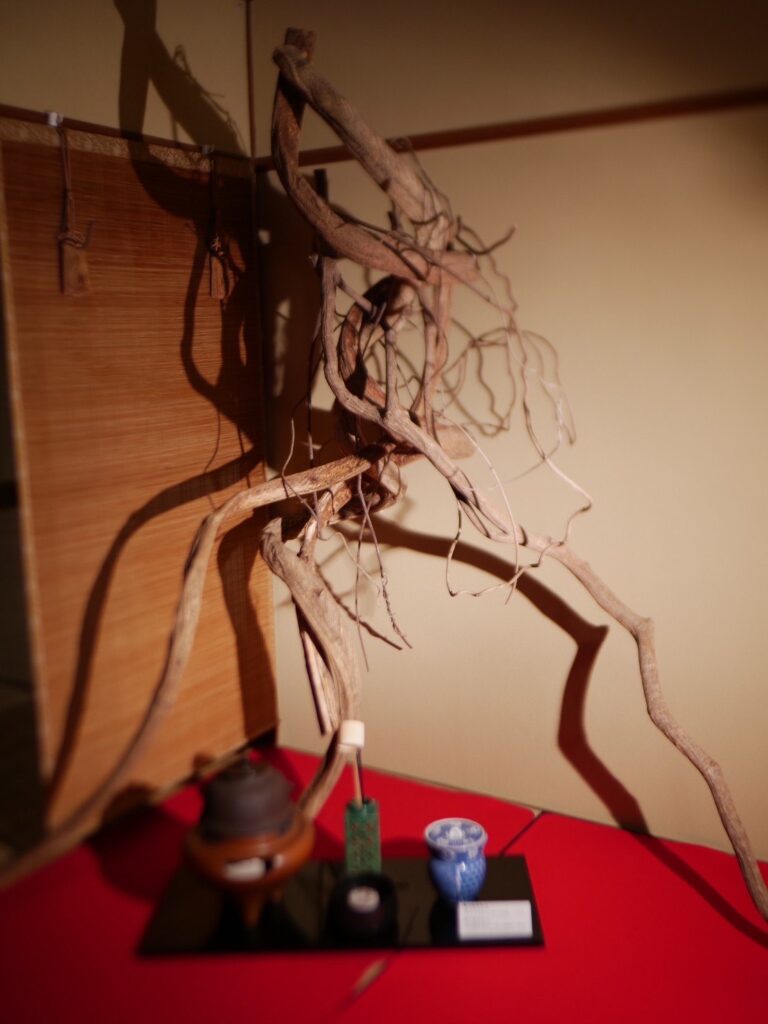 奈良 なら nara 奈良市 奈良駅 JR奈良 駅前 駅近 徒歩2分 三条町 三五夜 さんごや sangoya 古民家 日本家屋 茶室 茶道 茶の湯 月釜 三五夜月釜 茶会 華道 華道教室 いけばな 生花 いけ花 生駒敦 フラワーアーティスト フラワーデザイン いけばな教室 少人数制 予約制 ワークショップ 枝物 枝 枝物のある暮らし いけ花のある暮らし 習い事 お稽古 月1回 会費制 花会 和のお稽古 伝統文化 伝統芸能 ふふ奈良 セトレならまち 彩花 生け込み お花 夏ハゼ ナツハゼ なつはぜ 櫨 ウリバ ウリバカエデ 京かのこ 京鹿子 キョウカノコ シモツケ センダイハギ 花瓶 瓶花 瓶華 奈良のいけばな 流派 花展 カウンター カフェ 中宮寺御流 華道 山村御流 生駒瓢泉 壺中天 いけばな展 華展 入場無料 出入り自由 呈茶 呈茶席 抹茶 抹茶セット 和風カフェ 古民家カフェ 隠れ家カフェ 期間限定 限定オープン アトリエノーズ 香り お香 ワークショップ イベント 立石賢一 線香 ムーンゴッドコーヒー 珈琲 間借りカフェ レンタルキッチン シェアキッチン 空間レンタル 場所貸し 貸しスペース ならナビ NHK奈良 NHK ぐるっと関西おひるまえ NHK大阪
田中愛理 アトリエノーズ moongodcoffee テレビ 取材 撮影 放送 テレビ放映 藤蔓