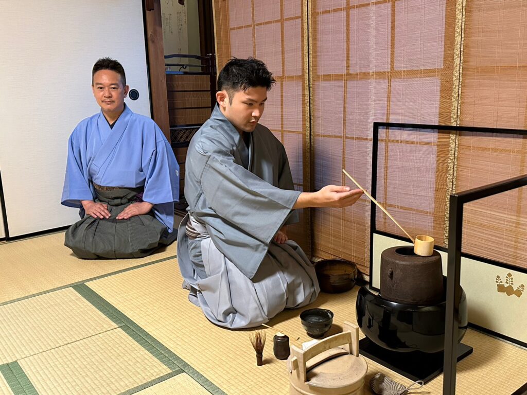 奈良 なら nara 旅行 観光 奈良観光 奈良旅 奈良市 奈良駅 jr奈良 駅前 駅近く 徒歩2分 隠れ家 古民家 茶室 さんごや 三五夜 sangoya 茶道 茶の湯 お茶 煎茶道 茶会 月釜 三五夜月釜 特別茶会 特別 夏の奈良 夏建具 簀戸 表千家 表千家茶道教室 教室 お稽古 習い事 茶道教室 少人数 予約制 表千家教授 堂後宗邑 裏千家 武者小路千家 遠州流 石州流 茶道具 箱書き 而妙斉 即中斉 兼中斉 尋牛斉 沈香 風炉先屏風 一保堂 丸久小山園 干菓子 萬々堂通則 糊こぼし 和菓子 濃茶 薄茶 各服点て 堂後茶道教室 堂後宗邑 にじり口 待合 床の間 花入 花入 風炉 土風炉 鱗灰 大塩正人 手桶 水指 茶会 茶事 月釜 お茶 予約制 茶室