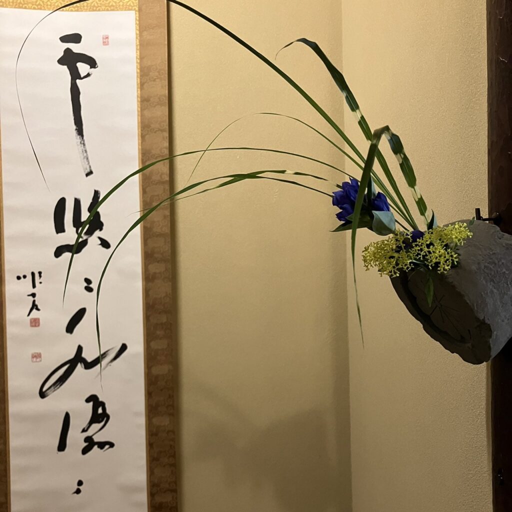 奈良 茶道 体験 nara 三五夜 さんごや 三五屋 茶会 茶室 隠れ家 にじり口 炭 風炉 掛軸 茶道具 JR奈良駅 駅前 月釜 徒歩圏内 奈良県 奈良市 三網田 濃茶 薄茶 続き薄 茶道具 茶道具販売 8月 葉月 八月 広間 夏 観光 奈良新名所 奈良県 伝統文化 日本文化 少人数制 小寄せ ゆったり 濃茶 薄茶 各服点て 上生菓子 干菓子 JR奈良駅 駅前 牧田旬加 出張料理人 出張料理 京料理 割烹 カウンター 懐石料理 膳 椀物 一献 料理教室 素麺 そうめん 三輪そうめん 三輪素麺 にゅうめん 柿の葉寿司 寿司 奈良名産 名産品 奈良土産 食材 地元 鯖寿司 デパ地下 人気 吉野 本葛 鱧そうめん 鱧素麺 はも素麺 葛切り 蔵王堂 金峯山寺 金峯山 大峯山 大峯詣で 藤原道長 御堂関白記 日記 大安寺 山上ヶ岳 蔵王権現 光る君へ 源氏物語 紫式部 五條順教 ヤハズススキ リンドウ 女郎花 矢筈芒 竜胆 女郎花 茶花 茶道 matcha teaceremony 完全予約制 隠れ家 雲悠々水潺々 古橋尚 陶芸家 白洲正子