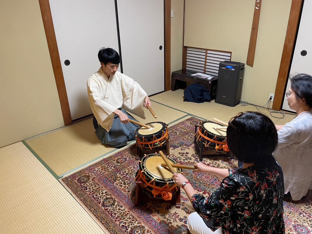 奈良 なら nara 奈良市 奈良駅 JR奈良 駅前 駅近 徒歩2分 三条町 三五夜 さんごや sangoya 古民家 日本家屋 茶室 茶道 茶の湯 月釜 三五夜月釜 茶会 華道 華道教室 いけばな 生花 いけ花 カフェ 茶房 厨房 レンタルキッチン シェアキッチン 出張料理人 フリーランス 料理人 バーテンダー パティシエ 募集中 人材募集 見学 下見 レンタル茶室 カウンター 表千家茶道教室 茶事教室 能楽 能 お能 能楽教室 能楽師太鼓方 中田一葉
金春流 金春能 マンツーマン 少人数制 太鼓 能舞台 発表会 金春飛翔 シテ方金春流能楽師 金春流 シテ方 金春円満井会 公益社団法人能楽協会 ナニワノヲト 猩々 独調(太鼓などの打楽器と謡を合わせて演じる形式) 独調
老松