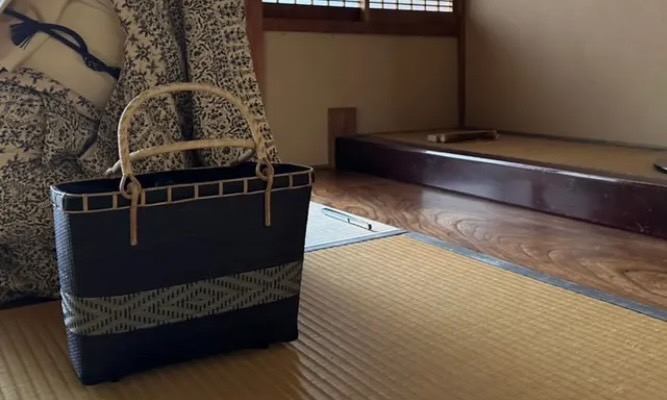 奈良 なら nara 奈良市 奈良駅 JR奈良 駅前 駅近 徒歩2分 三条町 三五夜 さんごや sangoya 古民家 日本家屋 茶室 茶道 茶の湯 月釜 三五夜月釜 茶会 華道 華道教室 いけばな 生花 いけ花 カフェ 茶房 厨房 レンタルキッチン シェアキッチン
堂後茶道教室 堂後宗邑 表千家 表千家茶道教室 茶事教室 茶事稽古 茶道具 初座 後座 中立 銅鑼 小間 蹲
濃茶 薄茶 一保堂 丸久小山園 抹茶 煎茶 奈良観光 奈良の隠れ家
奈良 奈良駅 nara
jr奈良 駅前
古民家 茶室
三五夜 sangoya
茶会 月釜
イベント フリーオープン
予約不要
マルシェ
青蝶院 アジアン雑貨
アンティーク 民芸品
茶道具 見立て
プラニー工房 竹籠バッグ
宋胡録 堂後茶道教室
堂後宗邑
呈茶席
数奇屋袋 お稽古着
meemo式
期間限定 間借り 貸しスペース 貸しカウンター シェアキッチン シェアスペース ポップアップ ポップアップショップ