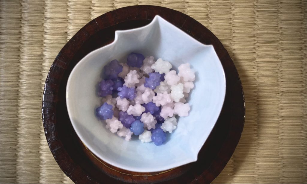 奈良 なら nara 三五夜 三五屋 さんごや sangoya 隠れ家 サロン 茶の湯 茶道 煎茶道 煎茶道体験 煎茶道教室 教室 和の稽古 お稽古 習い事 茶会 月釜 濃茶 各服点て 薄茶 上生菓子 干菓子 和菓子 ほっこり のんびり 奈良の秘密スポット JR奈良 奈良駅 旧奈良駅駅舎 駅前 駅近 徒歩2分 徒歩圏内 古民家 古民家リノベーション 改装 和室 大正レトロ レトロモダン 料亭 茶室 にじり口 小間 広間 座敷 茶事 表千家茶道 表千家茶道教室 切古典 奈良市三条町 伝統 茶道具 桑小卓 細水指 古橋尚 朝鮮風炉 風炉 平建水 YUGEN 京都 仏光寺麩屋町 日本茶専門店 宇治茶 茶菓円山 琥珀 こはく コハク 琥珀糖 金平糖 アジサイ 紫陽花 井倉幸太郎 酒器 盃 杯 酒杯 酒盃
