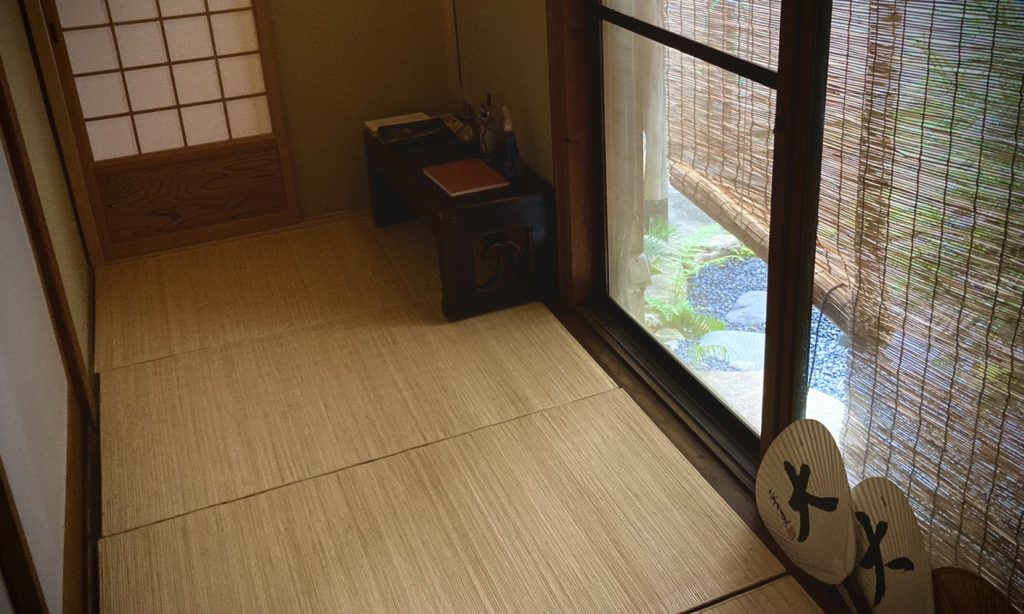 奈良 なら nara 三五夜 三五屋 さんごや sangoya 隠れ家 サロン 茶の湯 茶道 煎茶道 煎茶道体験 煎茶道教室 教室 和の稽古 お稽古 習い事 茶会 月釜 濃茶 各服点て 薄茶 上生菓子 干菓子 和菓子 ほっこり のんびり 奈良の秘密スポット JR奈良 奈良駅 旧奈良駅駅舎 駅前 駅近 徒歩2分 徒歩圏内 古民家 古民家リノベーション 改装 和室 大正レトロ レトロモダン 料亭 茶室 にじり口 小間 広間 座敷 茶事 表千家茶道 表千家茶道教室 切古典 奈良市三条町 伝統 茶道具 桑小卓 細水指 古橋尚 朝鮮風炉 風炉 平建水 にじり口
腰高障子 待合 夏のしつらえ 藤敷物 うちわ