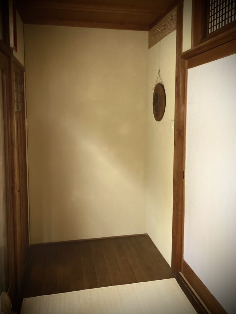 奈良 なら nara 三五夜 三五屋 さんごや sangoya 隠れ家 サロン 茶の湯 茶道 煎茶道 煎茶道体験 煎茶道教室 教室 和の稽古 お稽古 習い事 茶会 月釜 濃茶 各服点て 薄茶 上生菓子 干菓子 和菓子 ほっこり のんびり 奈良の秘密スポット JR奈良 奈良駅 旧奈良駅駅舎 駅前 駅近 徒歩2分 徒歩圏内 古民家 古民家リノベーション 改装 和室 大正レトロ レトロモダン 料亭 茶室 にじり口 小間 広間 座敷 茶事 表千家茶道 表千家茶道教室 切古典 奈良市三条町 伝統 茶道具 桑小卓 細水指 古橋尚 朝鮮風炉 風炉 平建水 にじり口
腰高障子 織部床