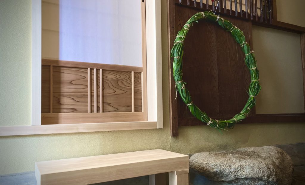 奈良 なら nara 三五夜 三五屋 さんごや sangoya 隠れ家 サロン 茶の湯 茶道 煎茶道 煎茶道体験 煎茶道教室 教室 和の稽古 お稽古 習い事 茶会 月釜 濃茶 各服点て 薄茶 上生菓子 干菓子 和菓子 ほっこり のんびり 奈良の秘密スポット JR奈良 奈良駅 旧奈良駅駅舎 駅前 駅近 徒歩2分 徒歩圏内 古民家 古民家リノベーション 改装 和室 大正レトロ レトロモダン 料亭 茶室 にじり口 小間 広間 座敷 茶事 表千家茶道 表千家茶道教室 切古典 奈良市三条町 伝統 茶道具 桑小卓 細水指 古橋尚 朝鮮風炉 風炉 平建水 にじり口
腰高障子 茅の輪 茅の輪くぐり