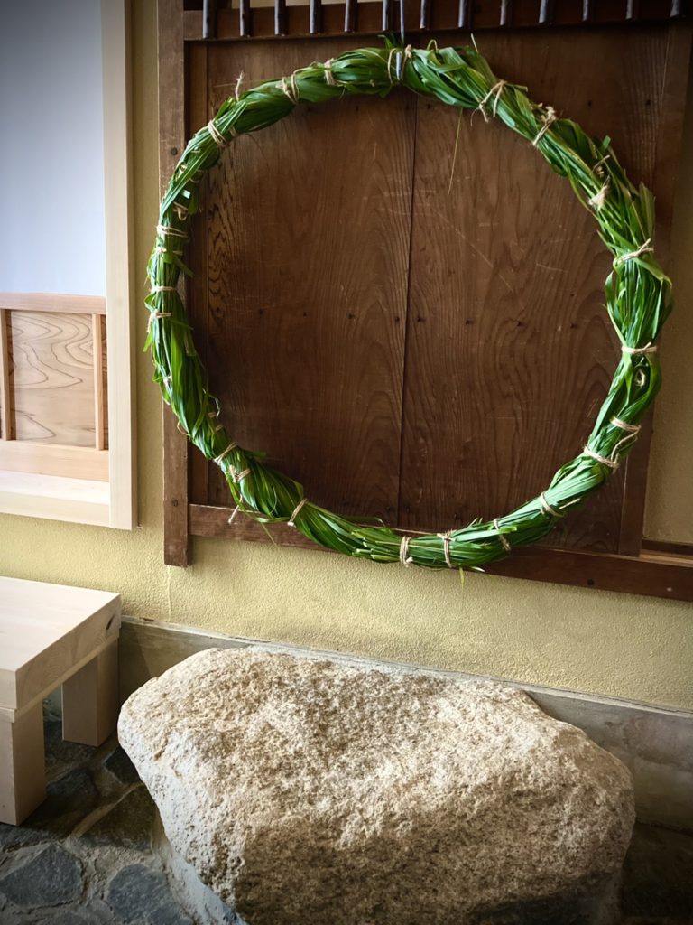 奈良 なら nara 三五夜 三五屋 さんごや sangoya 隠れ家 サロン 茶の湯 茶道 煎茶道 煎茶道体験 煎茶道教室 教室 和の稽古 お稽古 習い事 茶会 月釜 濃茶 各服点て 薄茶 上生菓子 干菓子 和菓子 ほっこり のんびり 奈良の秘密スポット JR奈良 奈良駅 旧奈良駅駅舎 駅前 駅近 徒歩2分 徒歩圏内 古民家 古民家リノベーション 改装 和室 大正レトロ レトロモダン 料亭 茶室 にじり口 小間 広間 座敷 茶事 表千家茶道 表千家茶道教室 切古典 奈良市三条町 伝統 茶道具 桑小卓 細水指 古橋尚 朝鮮風炉 風炉 平建水 にじり口
腰高障子 茅の輪 茅の輪くぐり